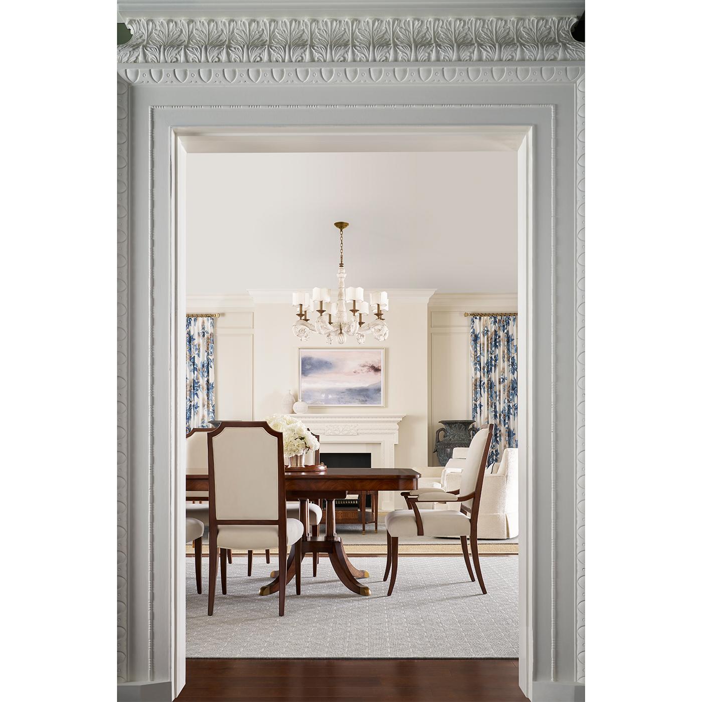 Englischer Einfluss im Design des 19. Jahrhunderts, wo Eleganz auf modernen Komfort trifft. Schlanke Säbelbeine und ein skulpturaler Holzrahmen definieren das Untergestell, das eine zarte, anmutige Silhouette bietet, die den Stuhl in historischer