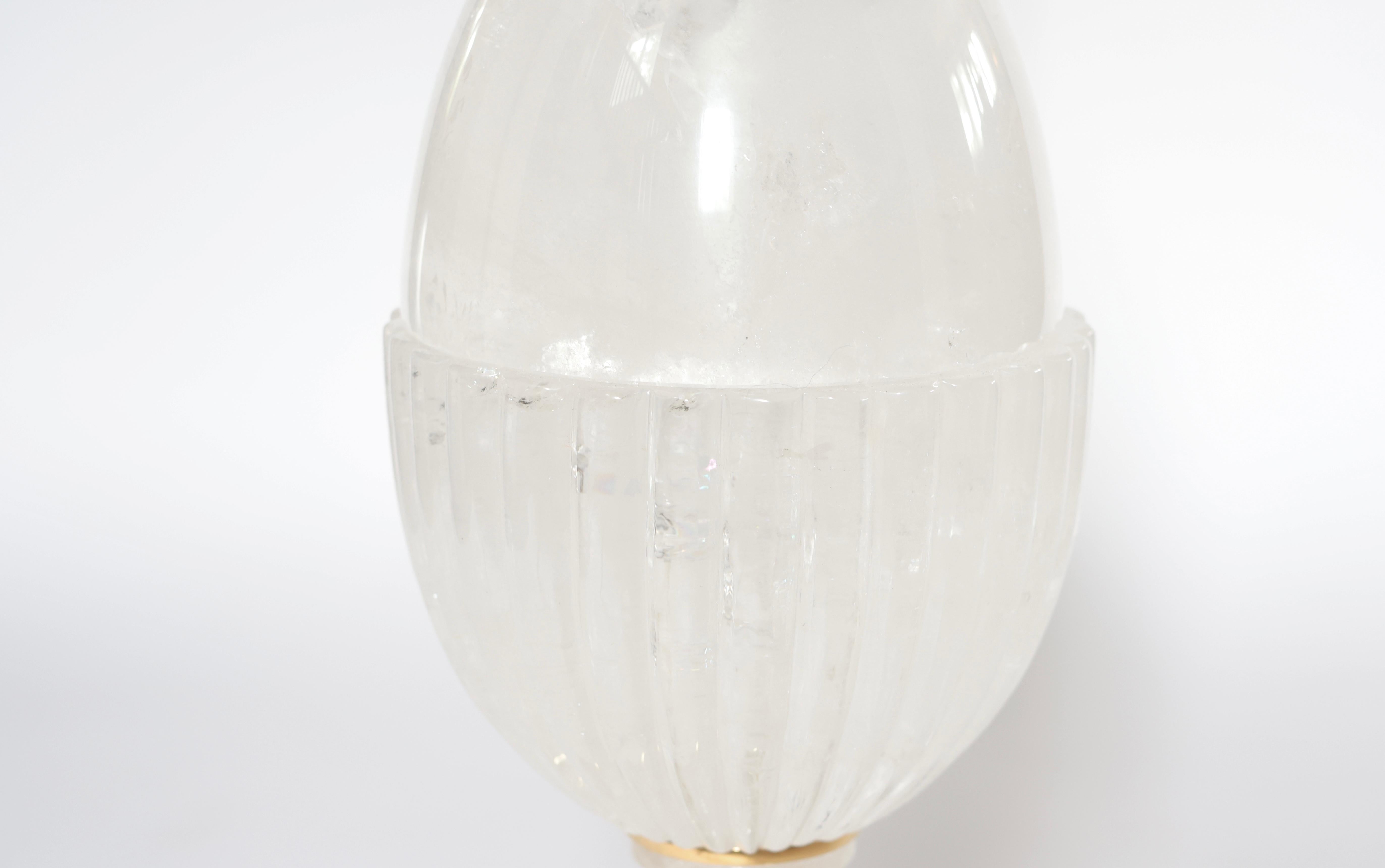 Coppia di raffinate lampade in cristallo di rocca intagliato con basi in ottone,
Creato dalla Phoenix Gallery, NYC.
Alla sommità del cristallo di rocca 16,5 pollici 
(Il paralume non è incluso).

 
