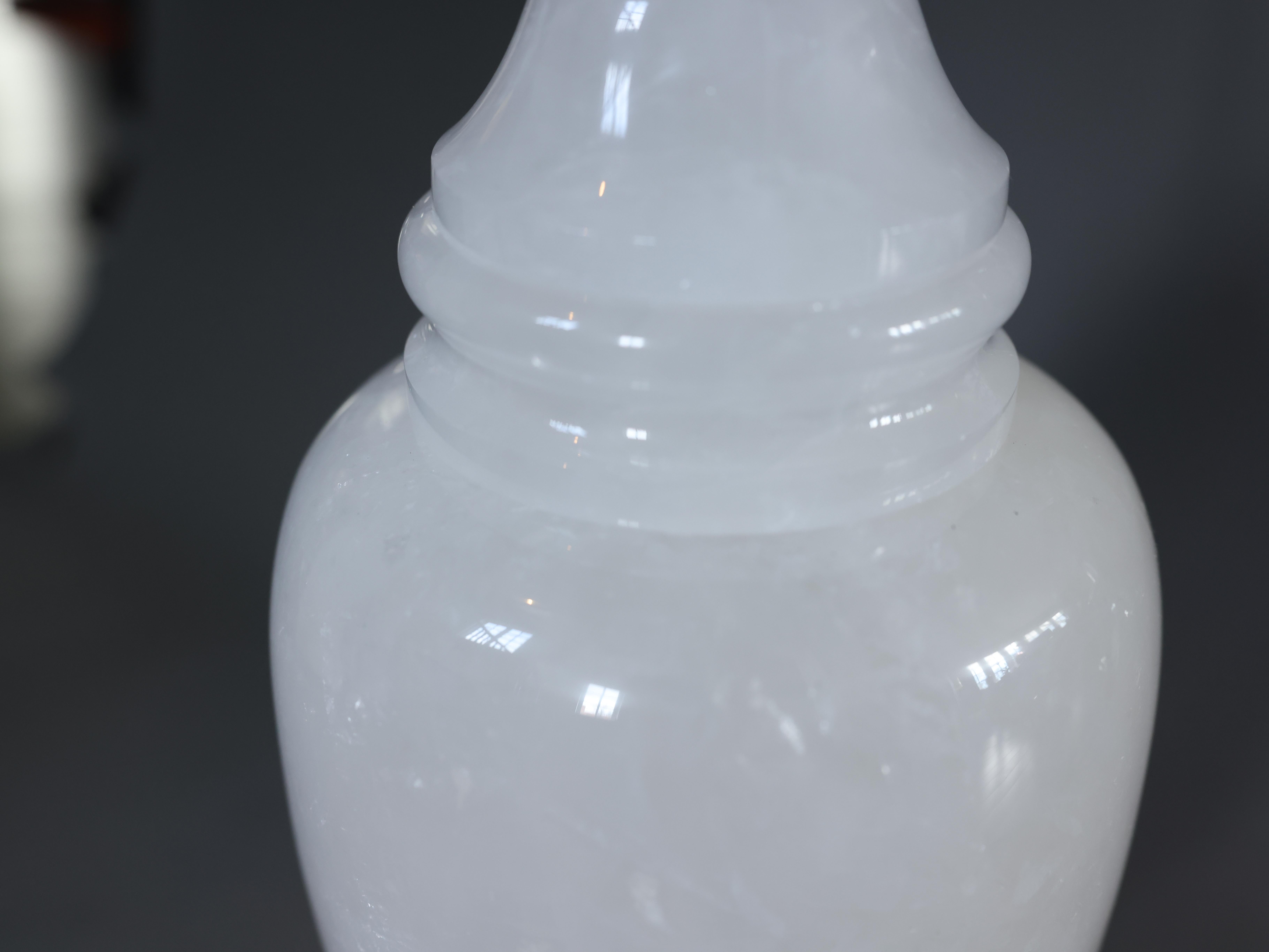Lampade classiche a forma di urna in cristallo di rocca di Phoenix In condizioni Nuovo in vendita a New York, NY