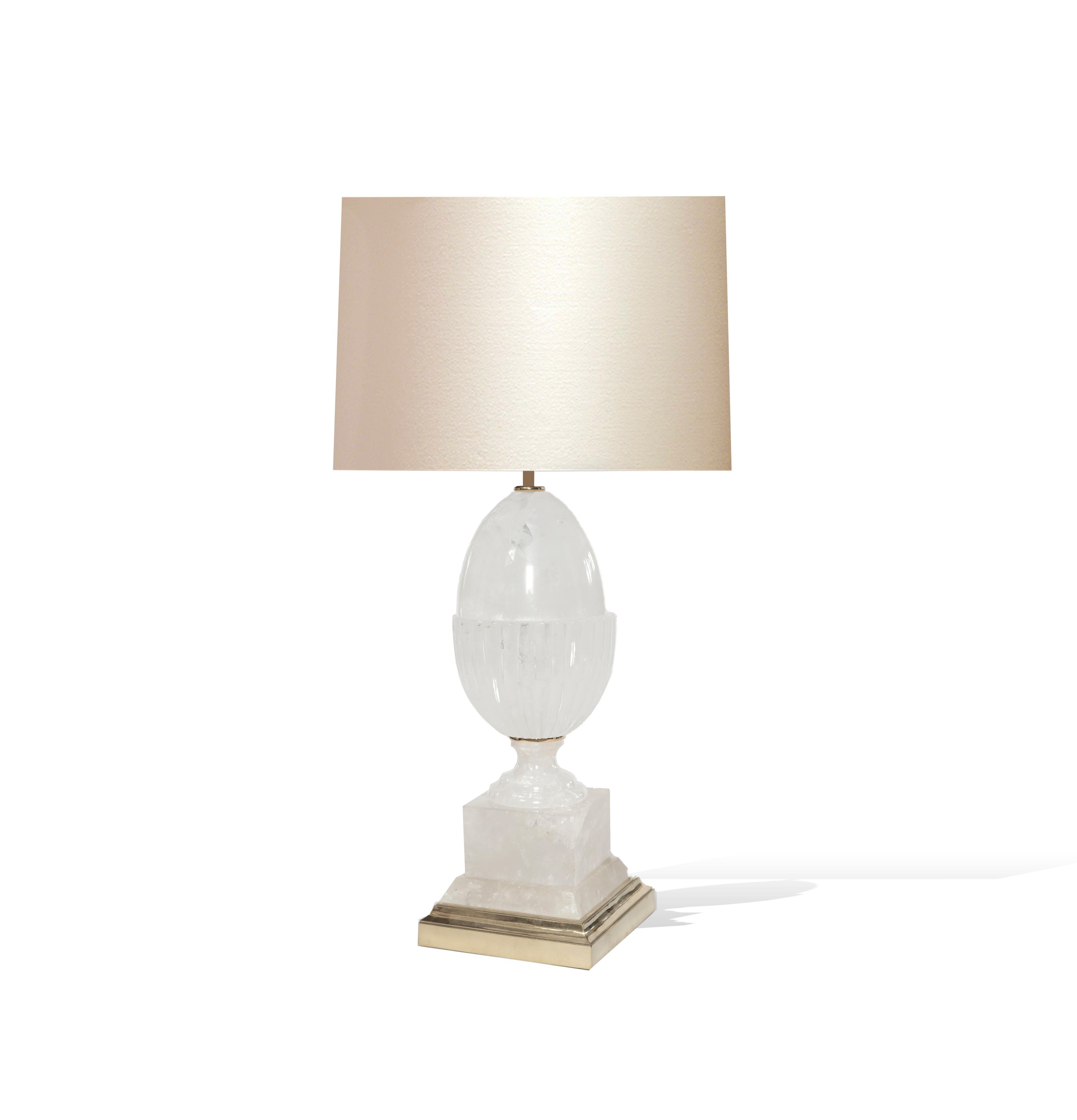 XXI secolo e contemporaneo Lampade classiche a forma di urna in cristallo di rocca di Phoenix in vendita