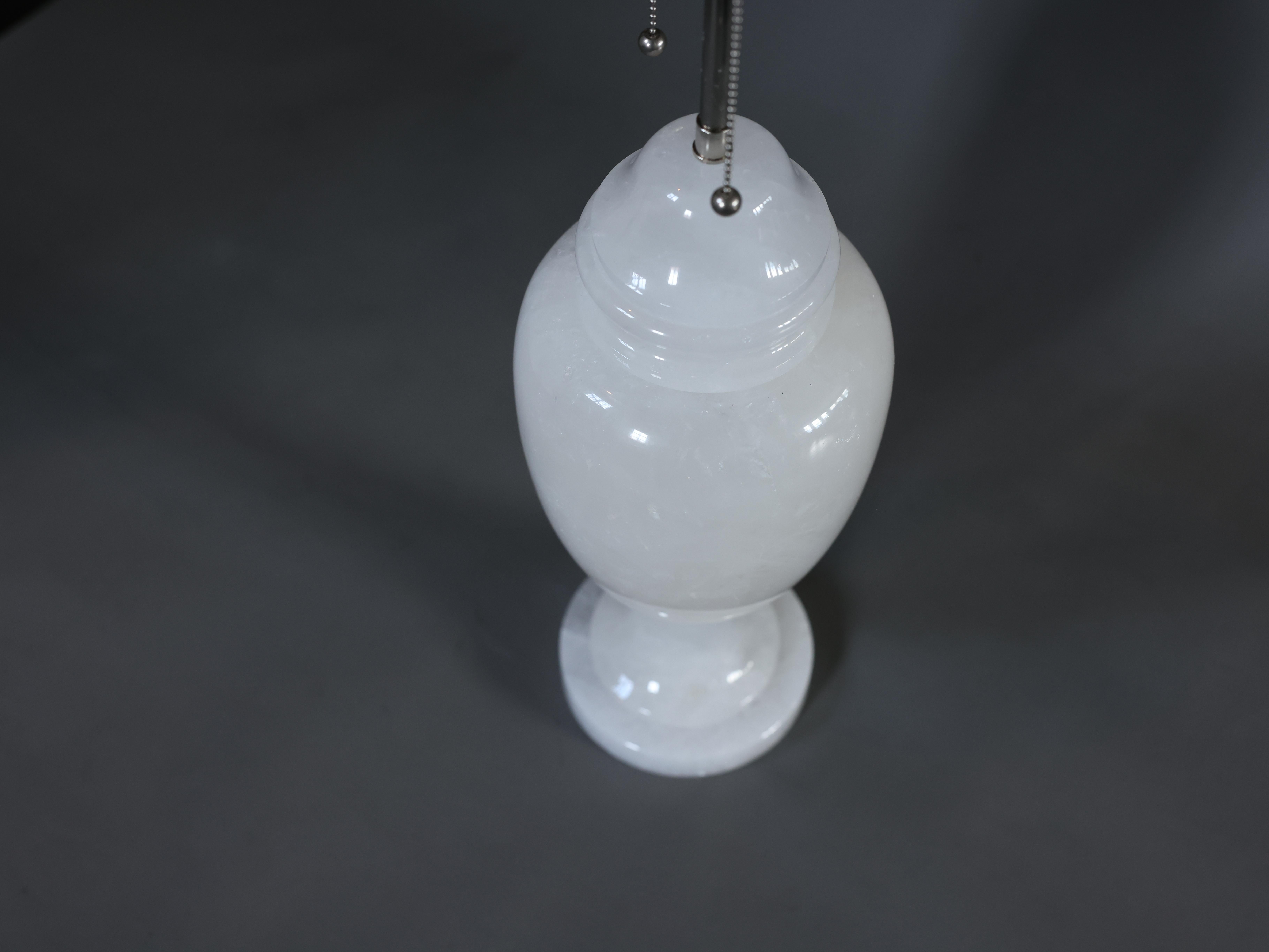 XXI secolo e contemporaneo Lampade classiche a forma di urna in cristallo di rocca di Phoenix in vendita
