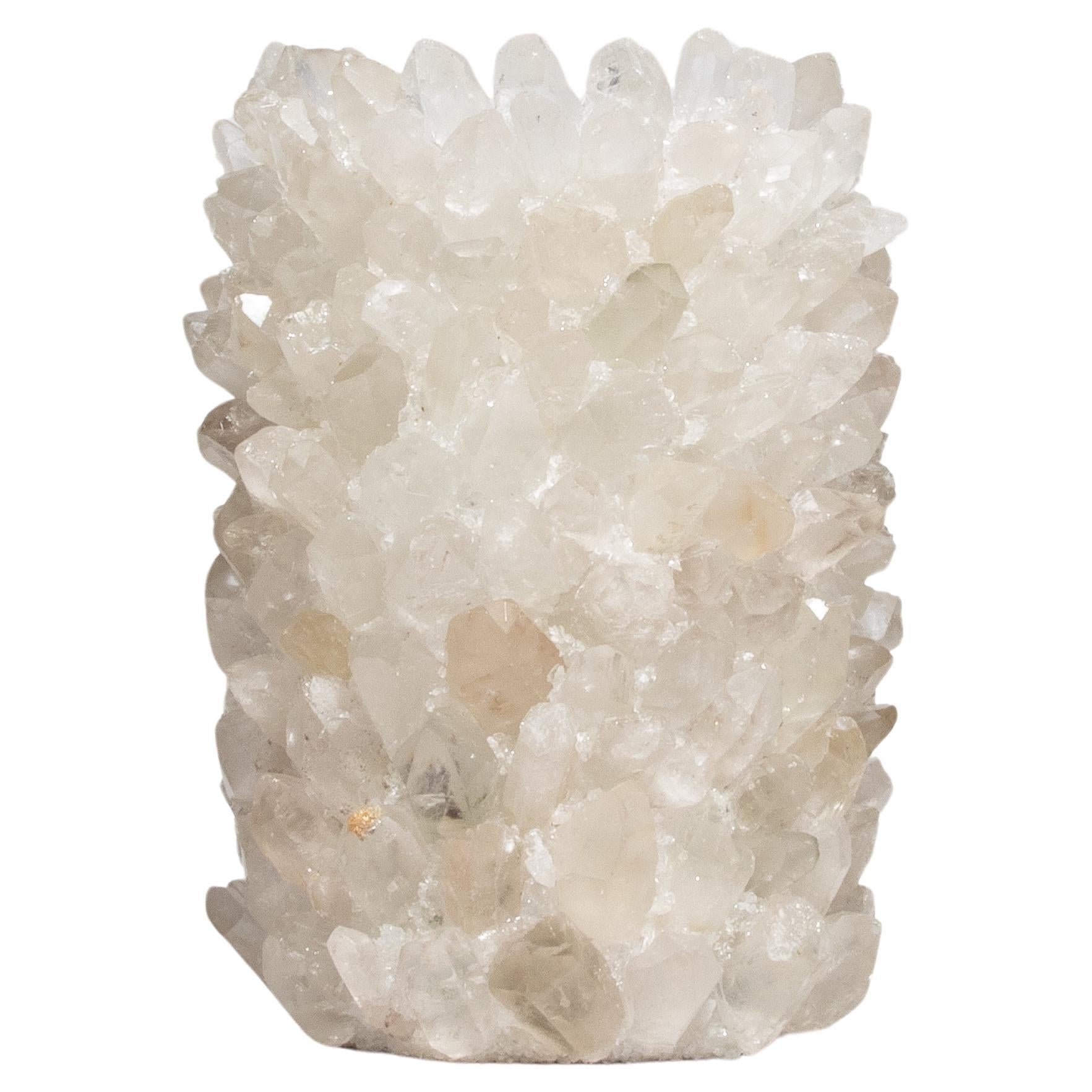 Lasciati conquistare dal fascino accattivante della Collection'S Rock Crystal di Kathryn McCoy, un capolavoro che fonde perfettamente la bellezza grezza della natura con la squisita maestria artigianale. Disponibili in varie dimensioni e