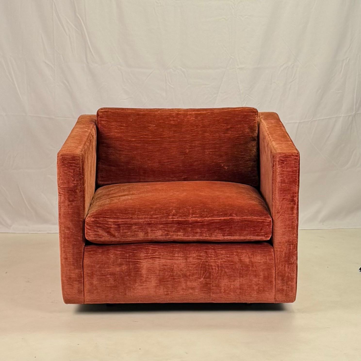 Confortable fauteuil club rembourré en velours par Charles Pfister pour Knoll.

Étiquette originale.

Le célèbre architecte d'intérieur Charles Pfister, dont la philosophie personnelle en matière de design est l'