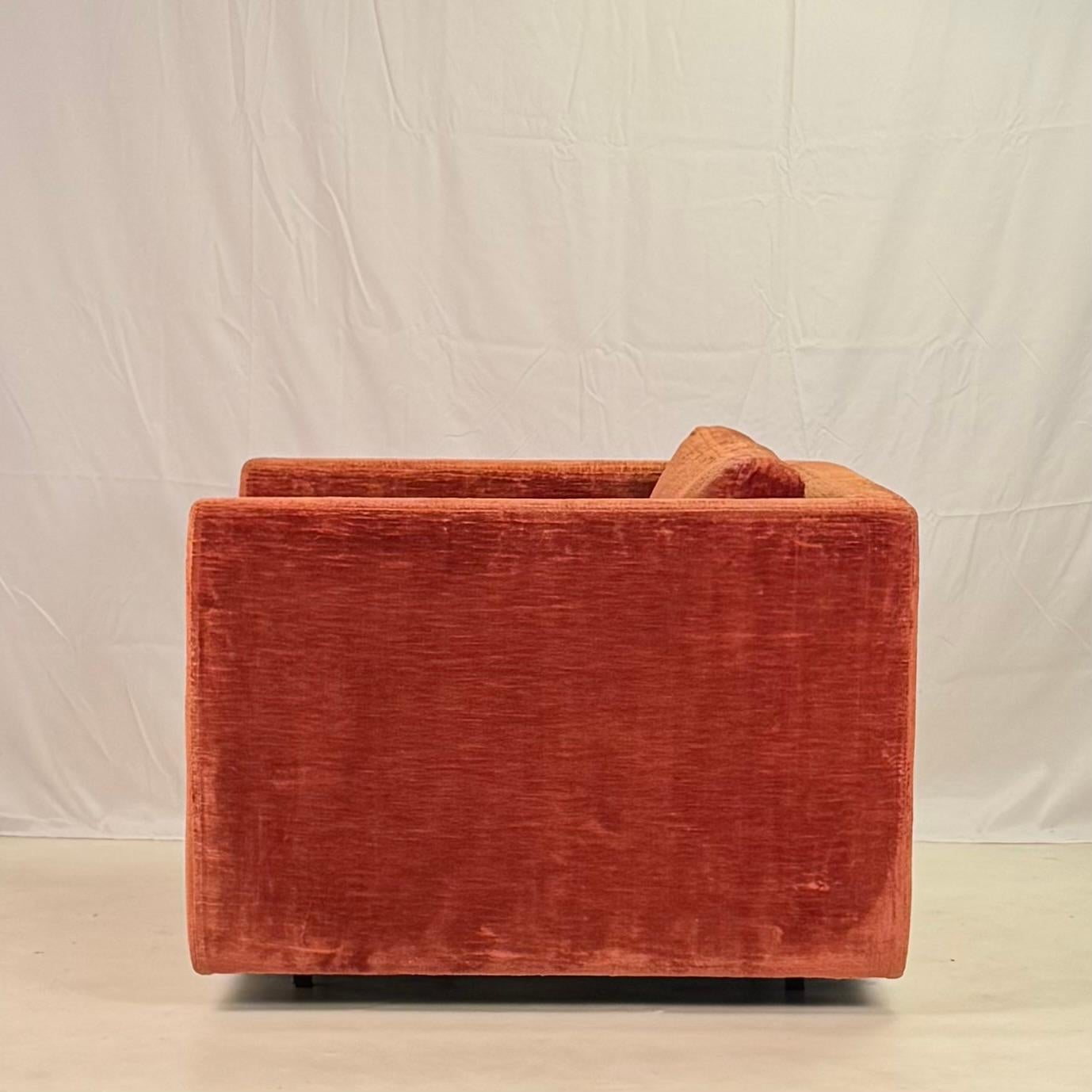 Classic Velvet Upholstered Club Chair par Charles Pfister pour Knoll Bon état - En vente à Los Angeles, CA