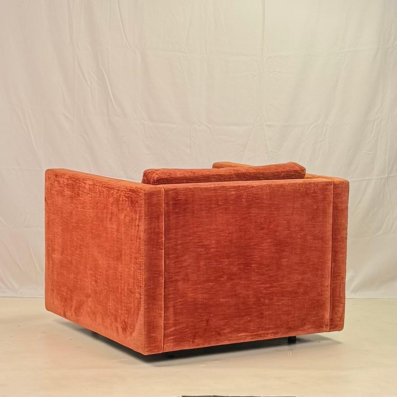 Tissu d'ameublement Classic Velvet Upholstered Club Chair par Charles Pfister pour Knoll en vente