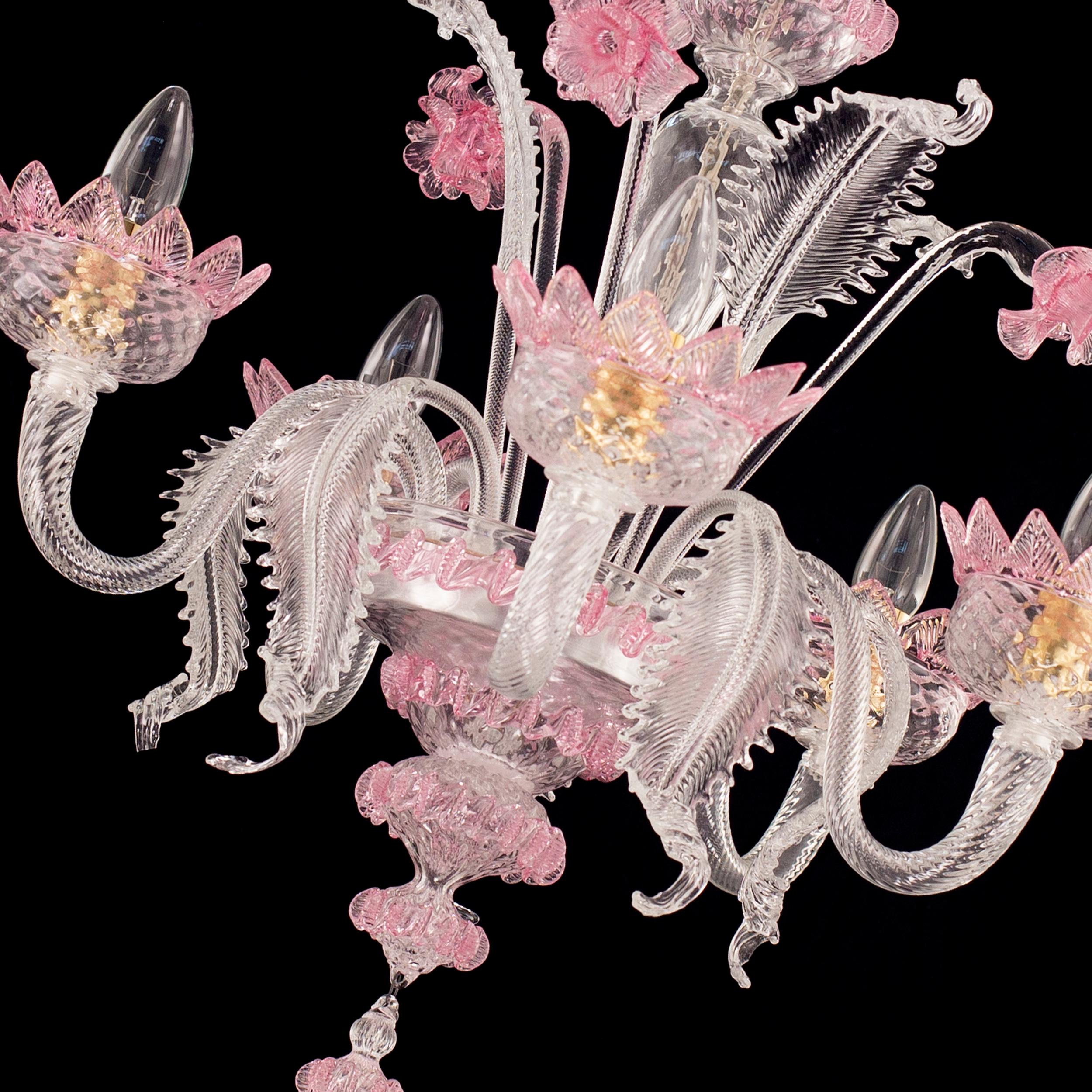 Klassischer 5-armiger Kronleuchter aus klarem und rosa Murano Glas von Multiforme.
Der klassische Murano-Glaslüster, wie er in der kollektiven Vorstellung ist. Wie viele andere Kronleuchter aus unseren Kollektionen wurde auch V-Classic 800 mit viel