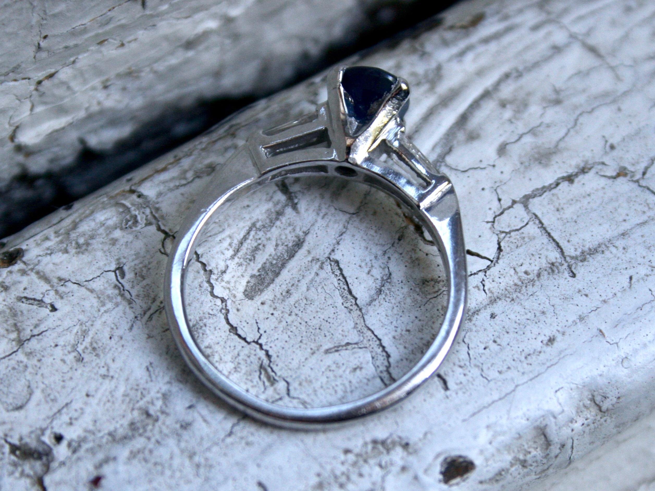 Women's or Men's Classic Vintage 14 Karat Gold Sapphire Engagement Ring with Baguette Diamonds