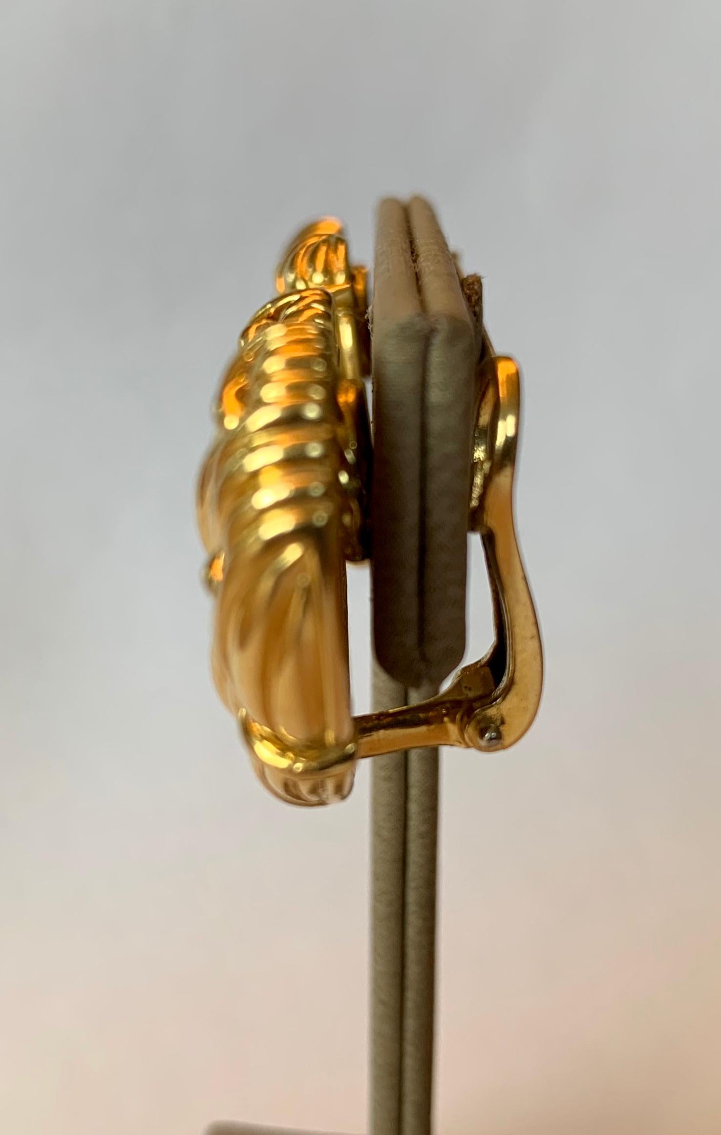 Boucles d'oreilles en or jaune massif magnifiquement travaillées à la main, avec un design en forme de cœur. Or 18 K. 29,63 grammes.