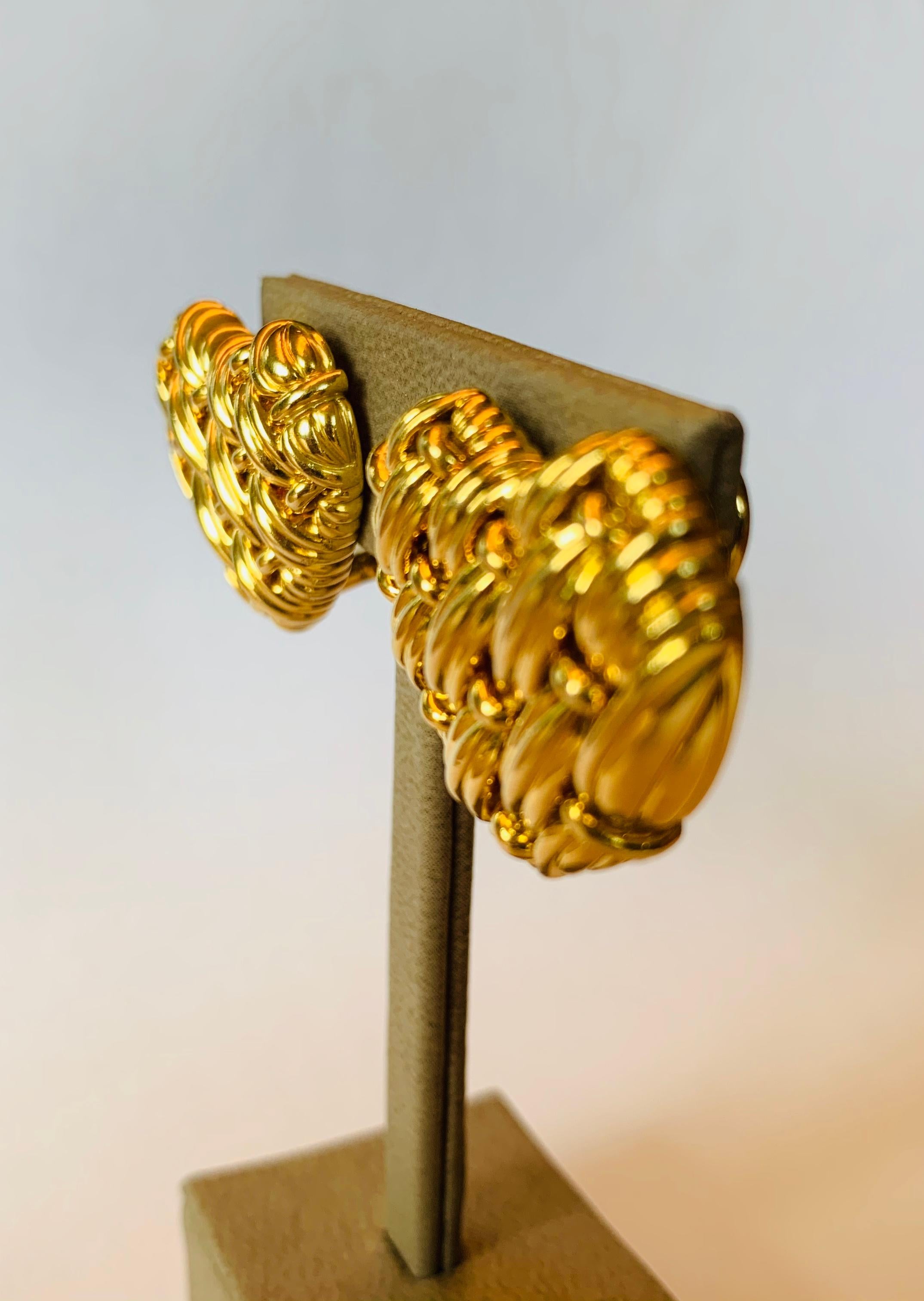 Contemporain Boucles d'oreilles Classic Vintage en or jaune 18 carats en forme de coeur en vente