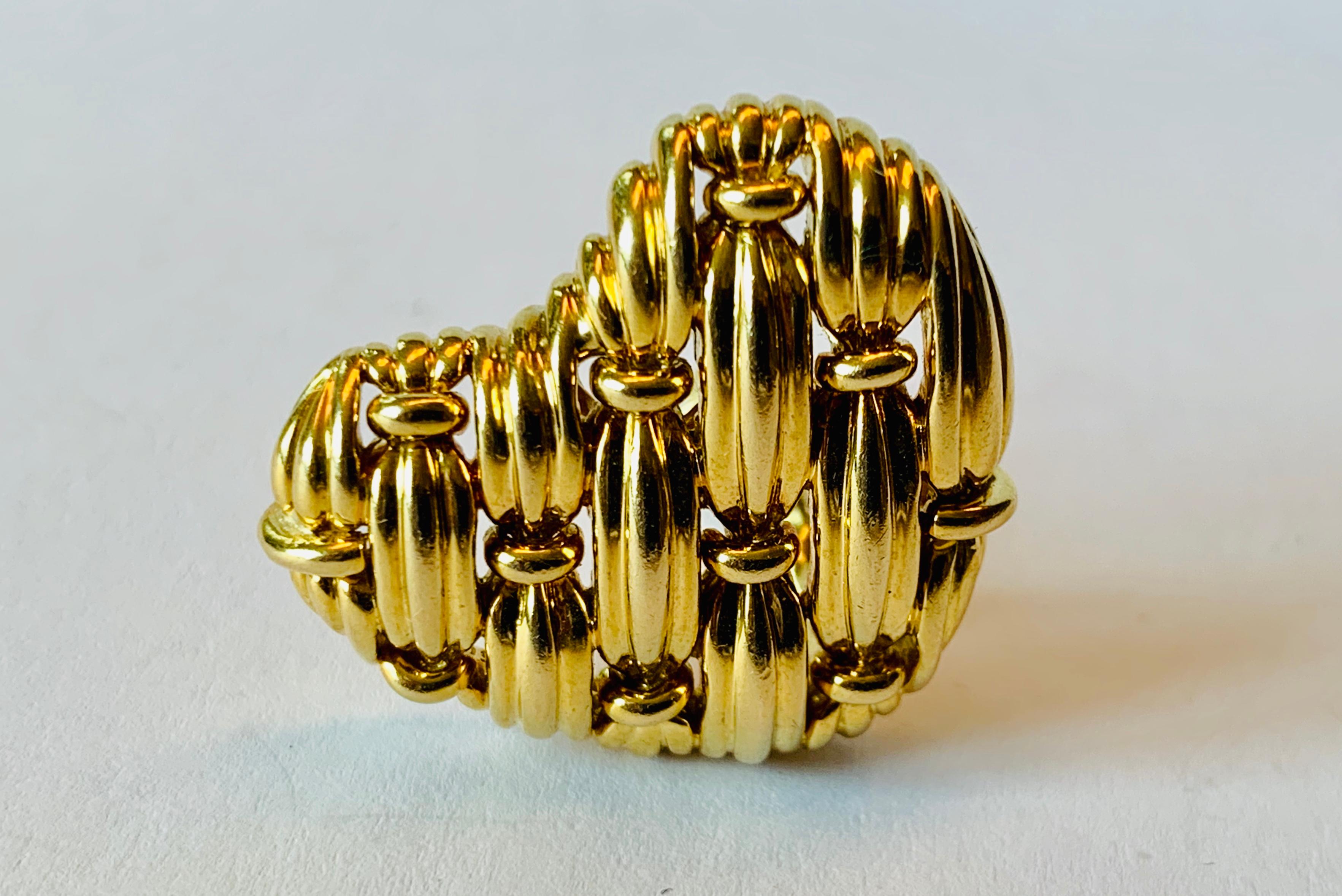Boucles d'oreilles Classic Vintage en or jaune 18 carats en forme de coeur en vente 1