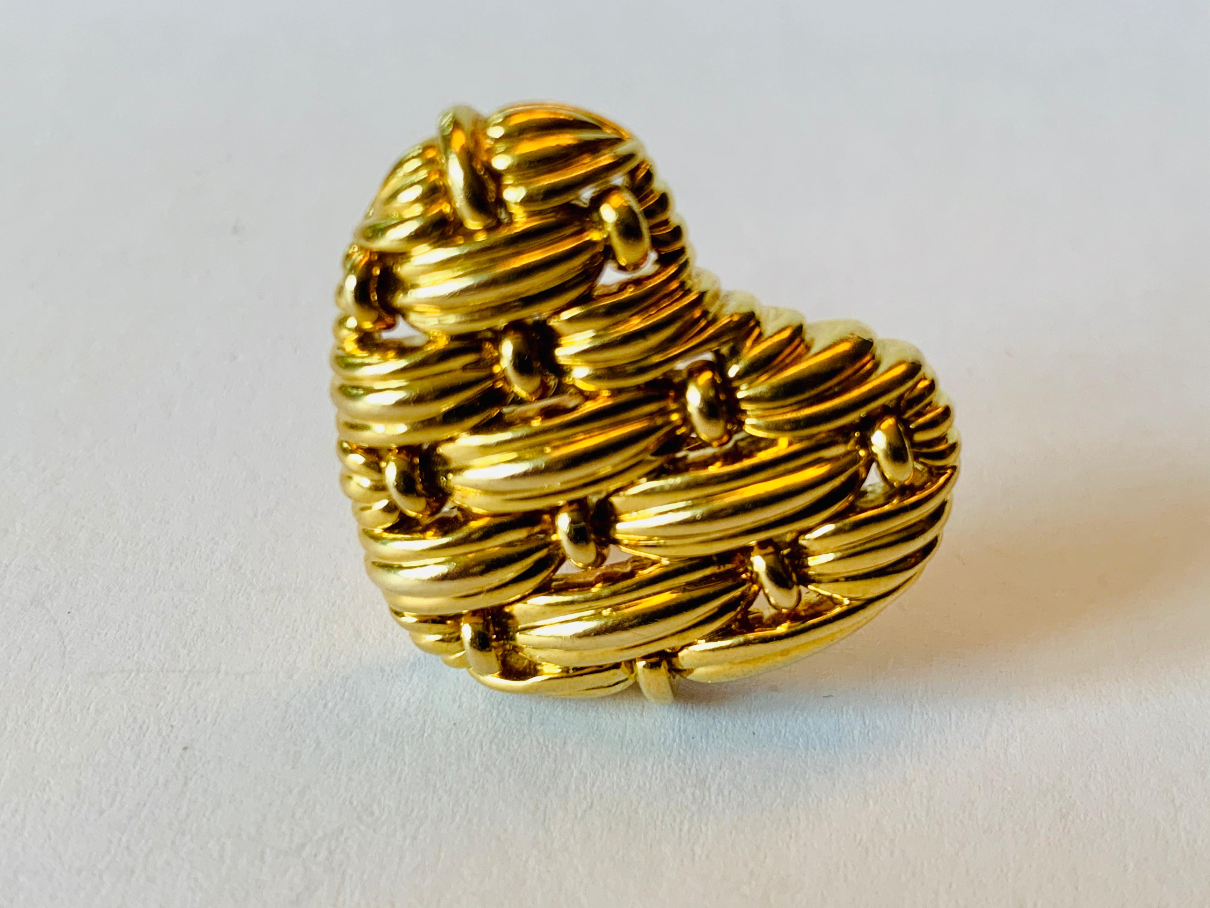 Boucles d'oreilles Classic Vintage en or jaune 18 carats en forme de coeur en vente 3