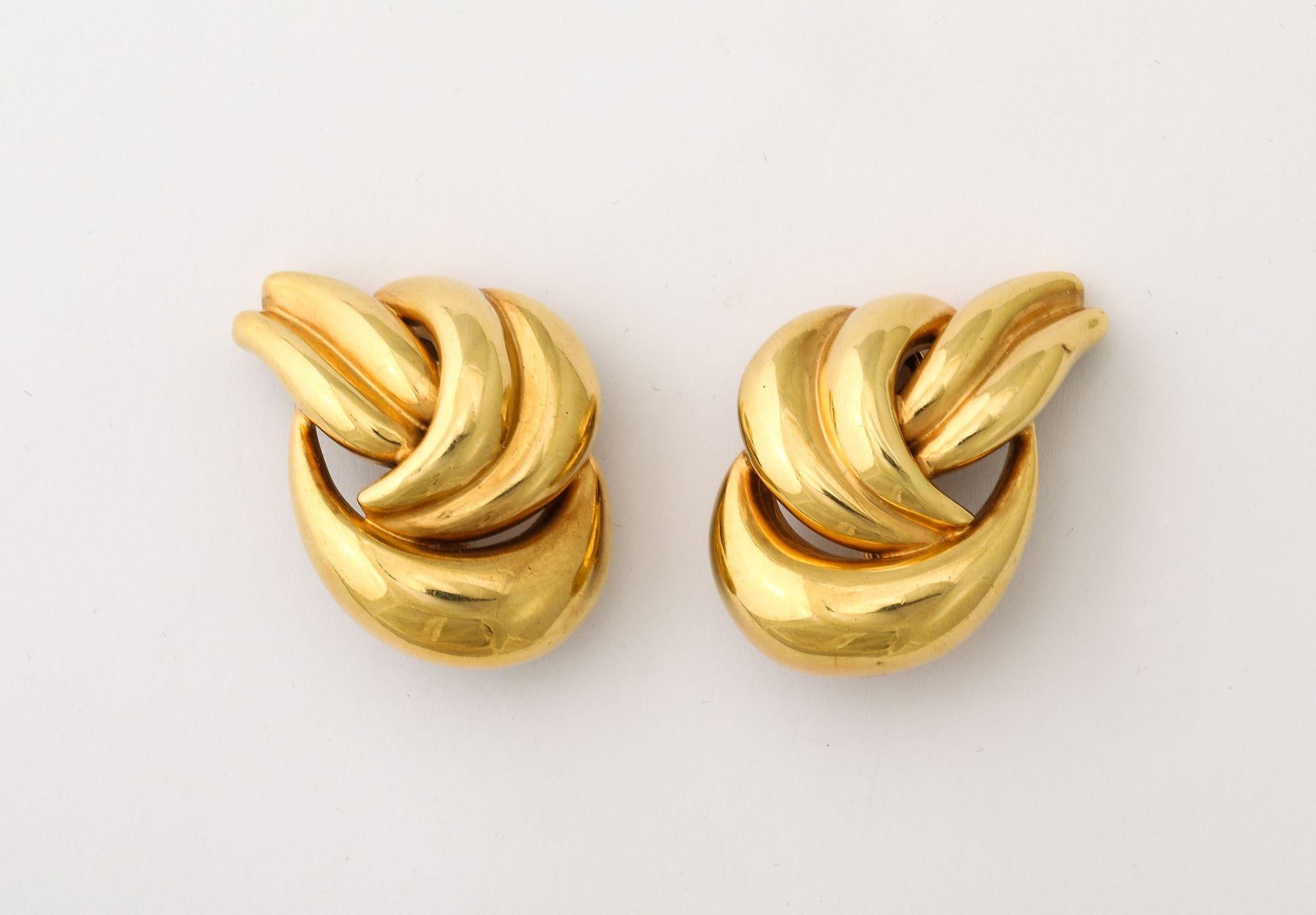 Ein tolles Paar aus den 1960er Jahren  Klassische Knotenohrringe aus 18 k Gold Es gibt einen Pfosten und einen Clip. Stilvoll und vielseitig - ein toller Ohrring für jeden Tag.
