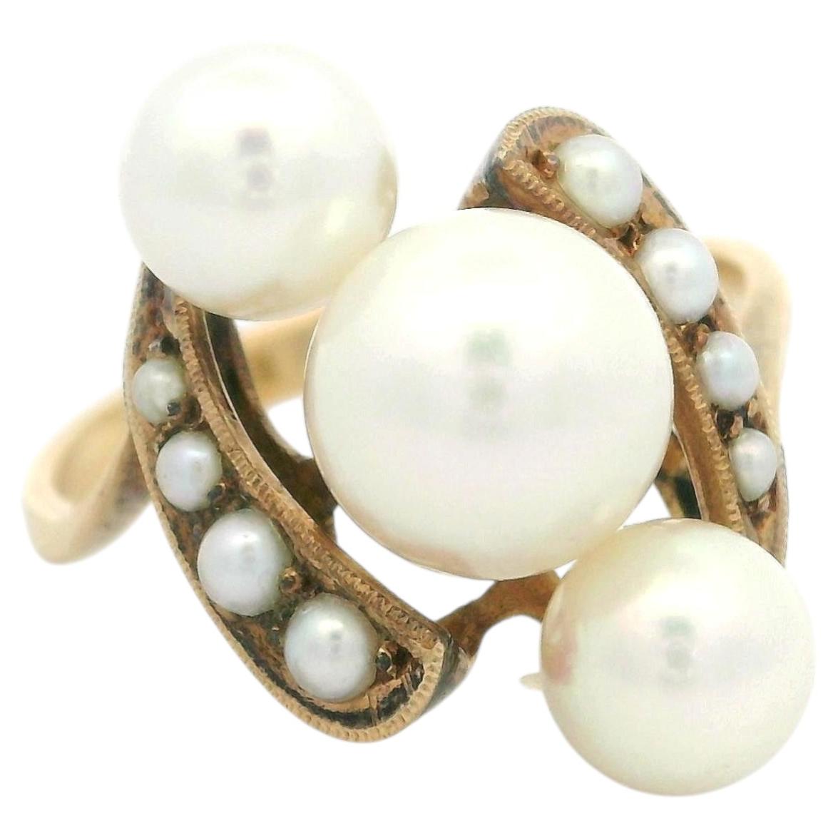 Bague classique Vintage en or jaune 18k avec perles à l'aspect lustré en vente