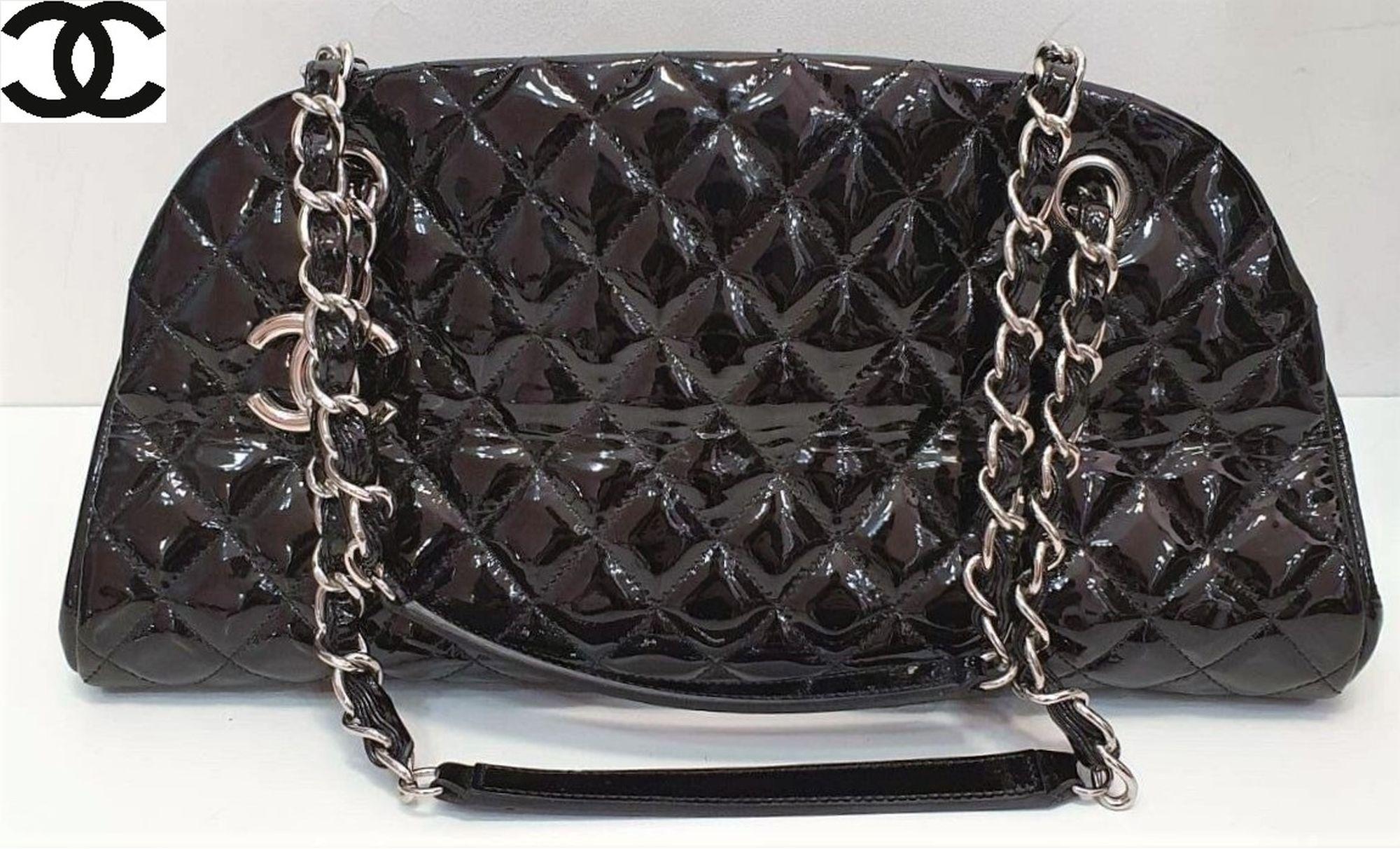 Classic Vintage Chanel Patent Leather Quilted Shoulder Bag In Excellent Condition For Sale In Pasadena, CA