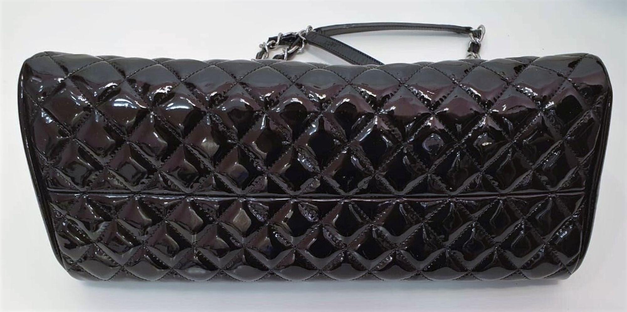 Women's Classic Vintage Chanel Patent Leather Quilted Shoulder Bag For Sale