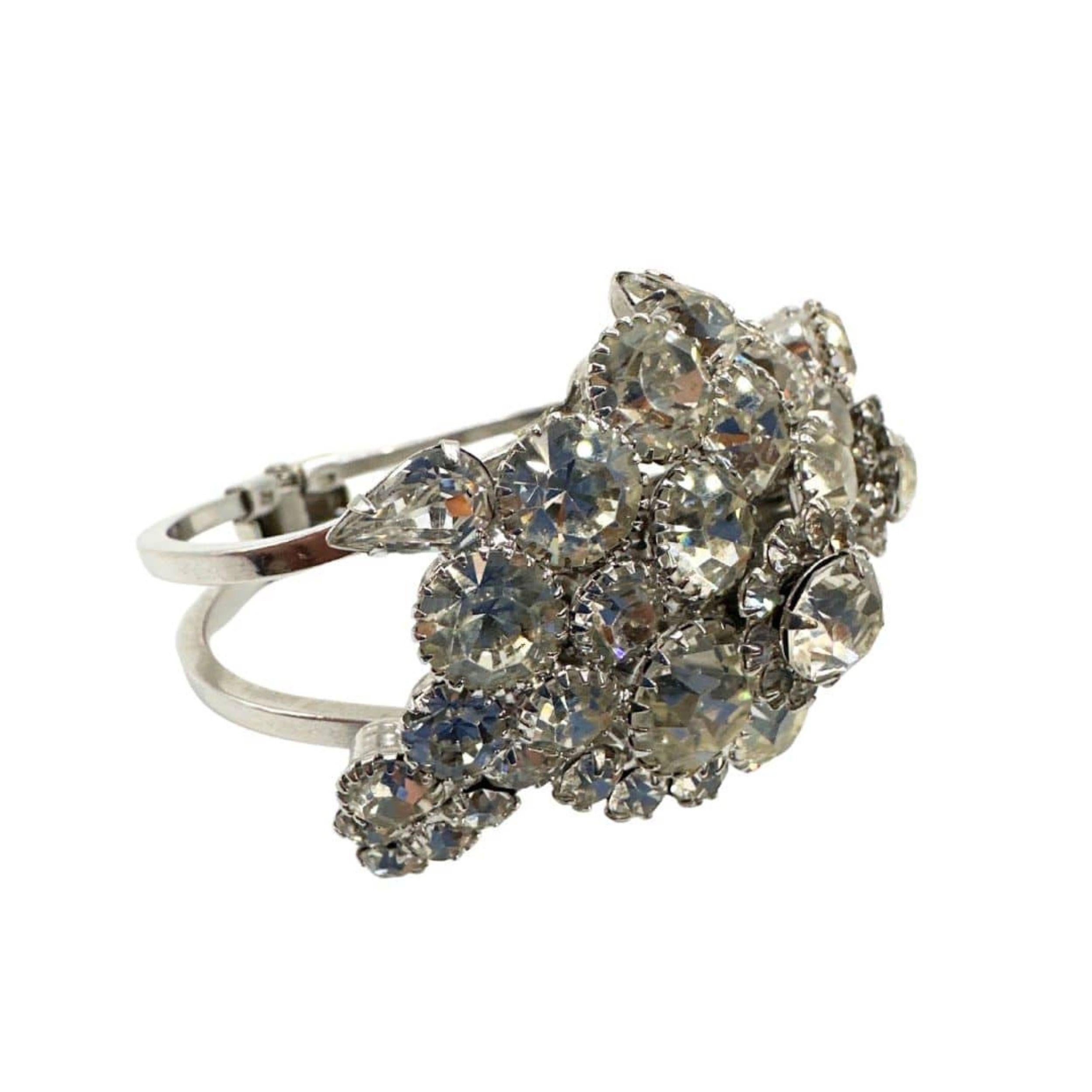 Entrez dans le glamour d'une époque révolue avec ce bracelet Vintage en strass transparent multiformes. D'une beauté intemporelle et orné de strass clairs aux formes variées et captivantes, ce bracelet respire l'élégance et la sophistication.

Le