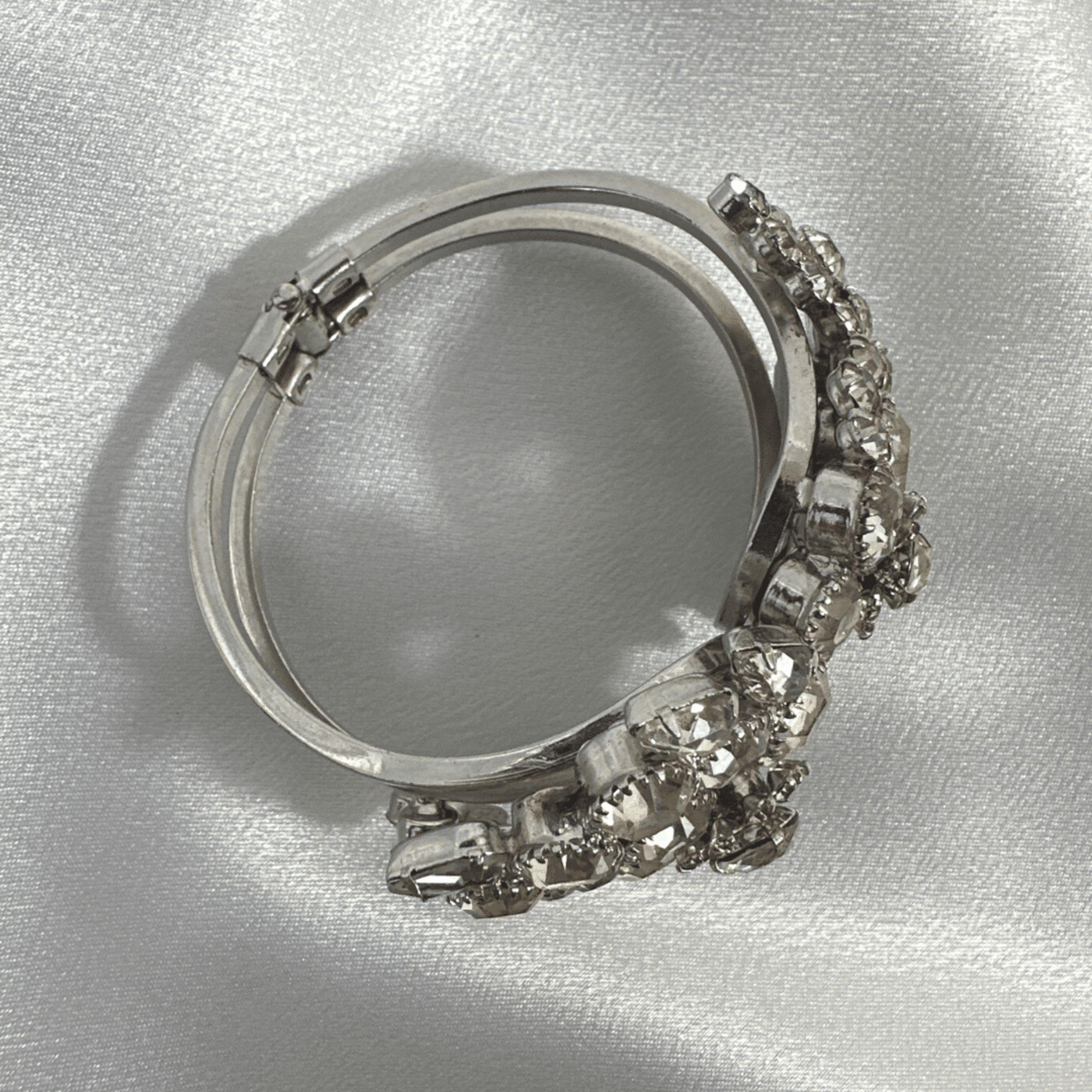 Bracelet classique vintage en strass clair avec design multiformes Excellent état - En vente à Jacksonville, FL