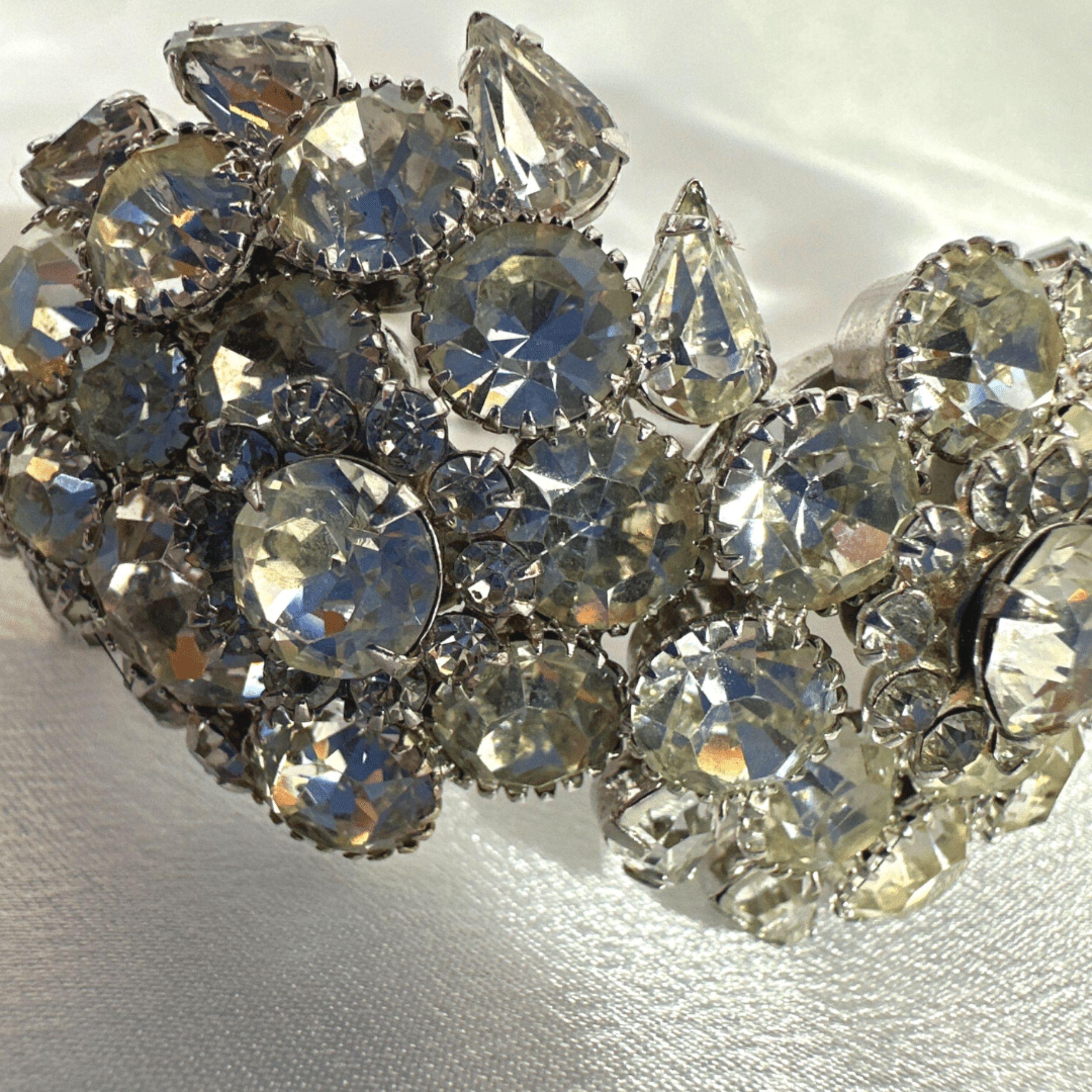 Bracelet classique vintage en strass clair avec design multiformes en vente 2