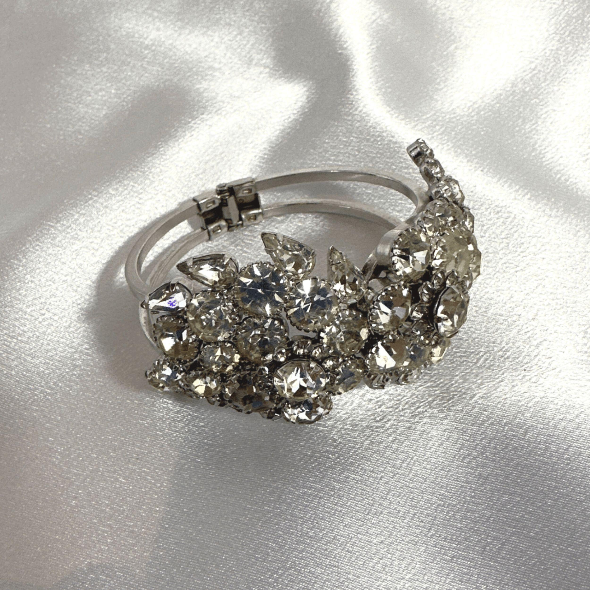 Bracelet classique vintage en strass clair avec design multiformes en vente 4