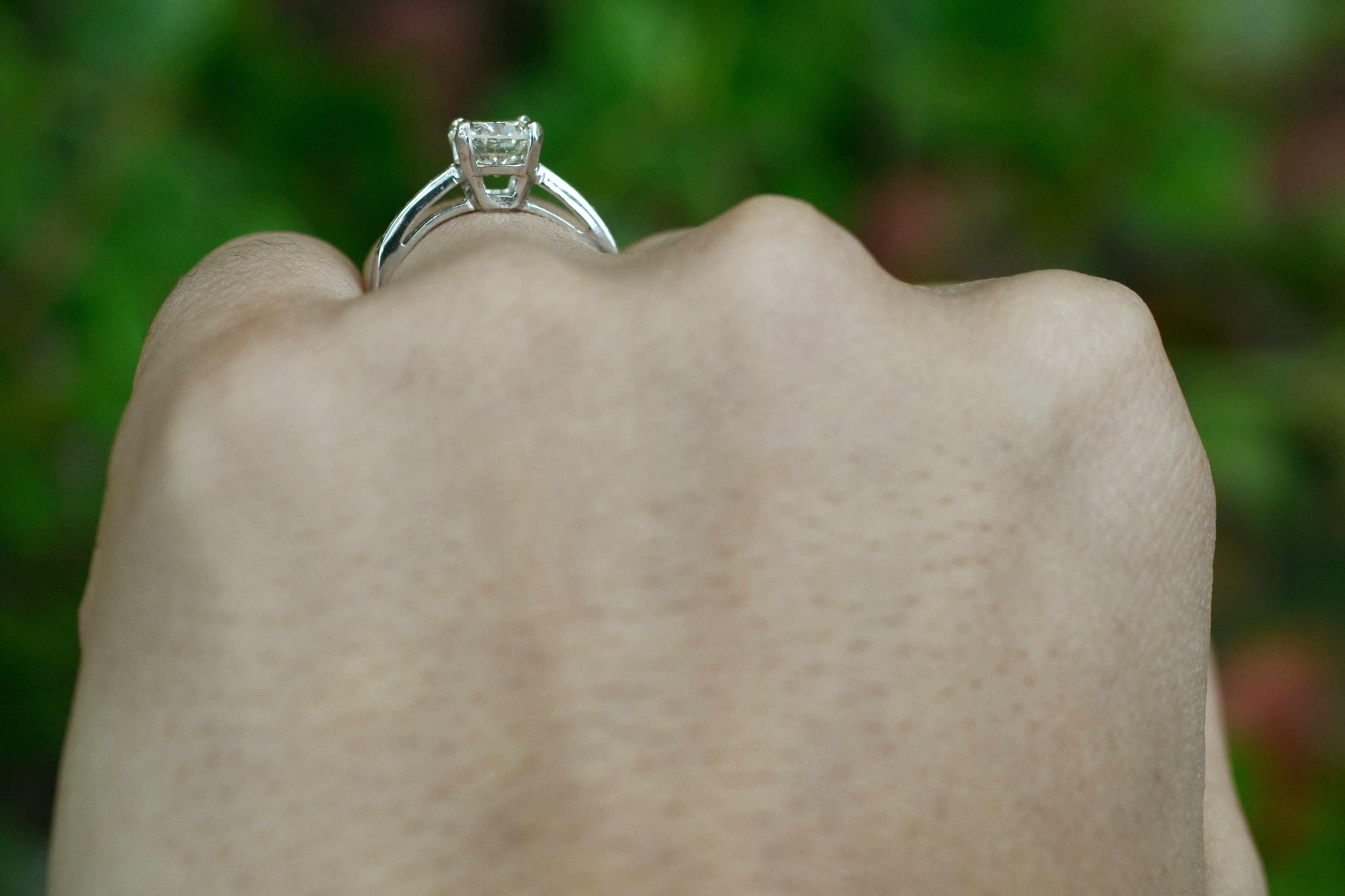 Round Cut Vintage 1.27 Carat Diamond Platinum Engagement Ring