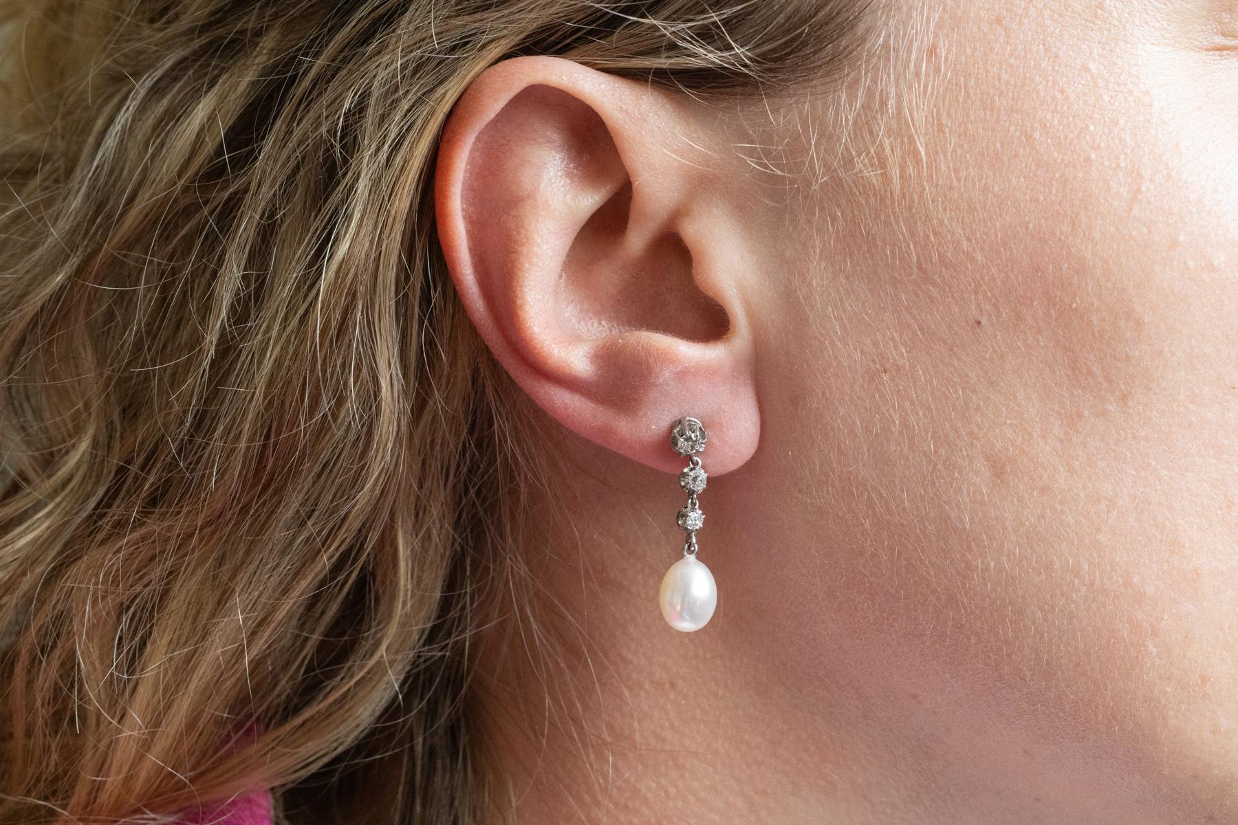 Pendientes colgantes con diamantes y perlas cultivadas

Pendientes de platino 0,800-0,900 (tapones de oro amarillo de 18 quilates)

Origen: Europa occidental, probablemente Francia, primera mitad del siglo XX

Engastado con 6 diamantes talla