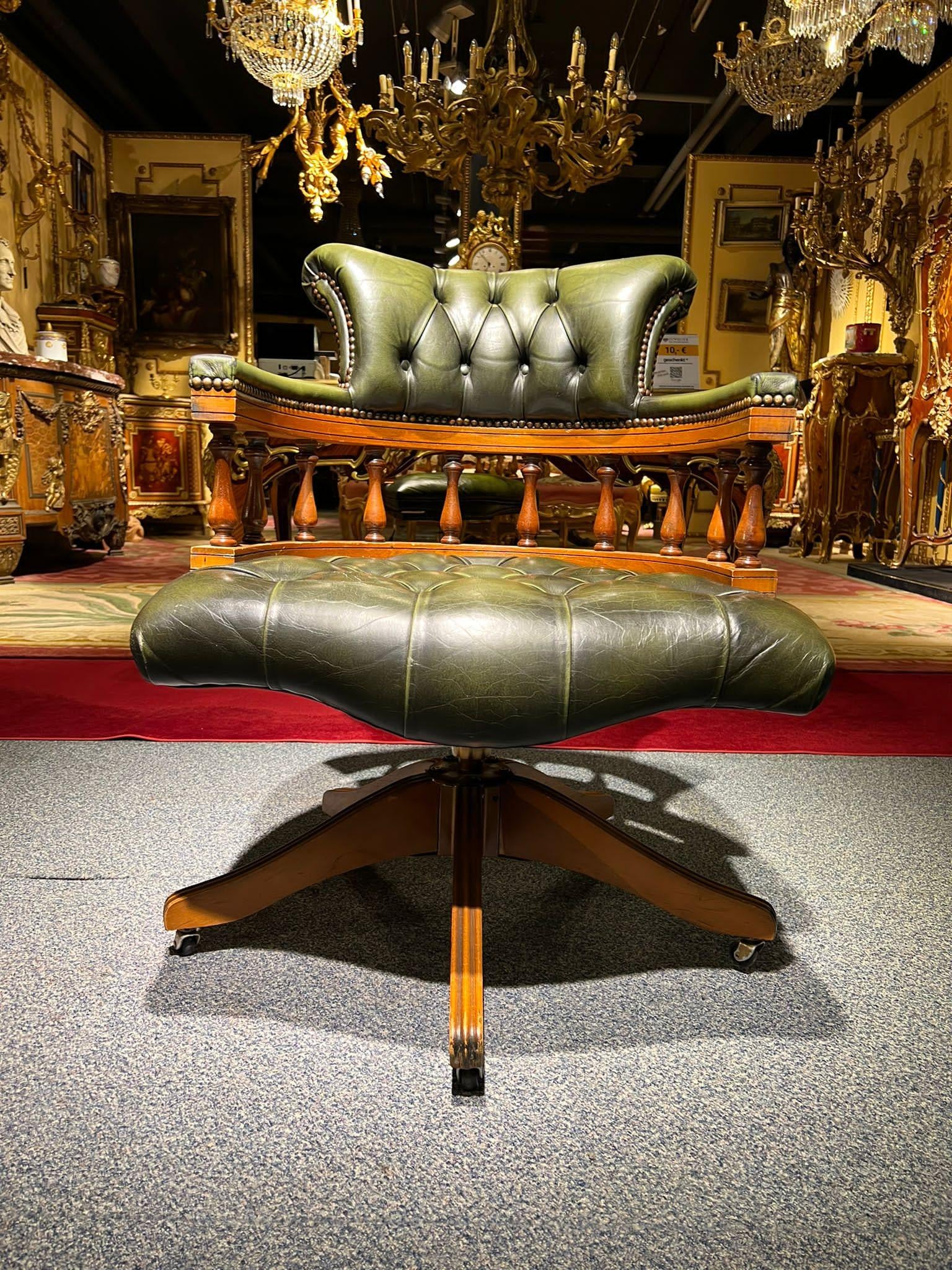 Chesterfield office swivel chair on castors. Fully quilted leather.
At the front of the armrests, the leather is slightly damaged
Beautiful green, with over decades grown dreamlike patina. With its own charm, this shapely armchair enchants every