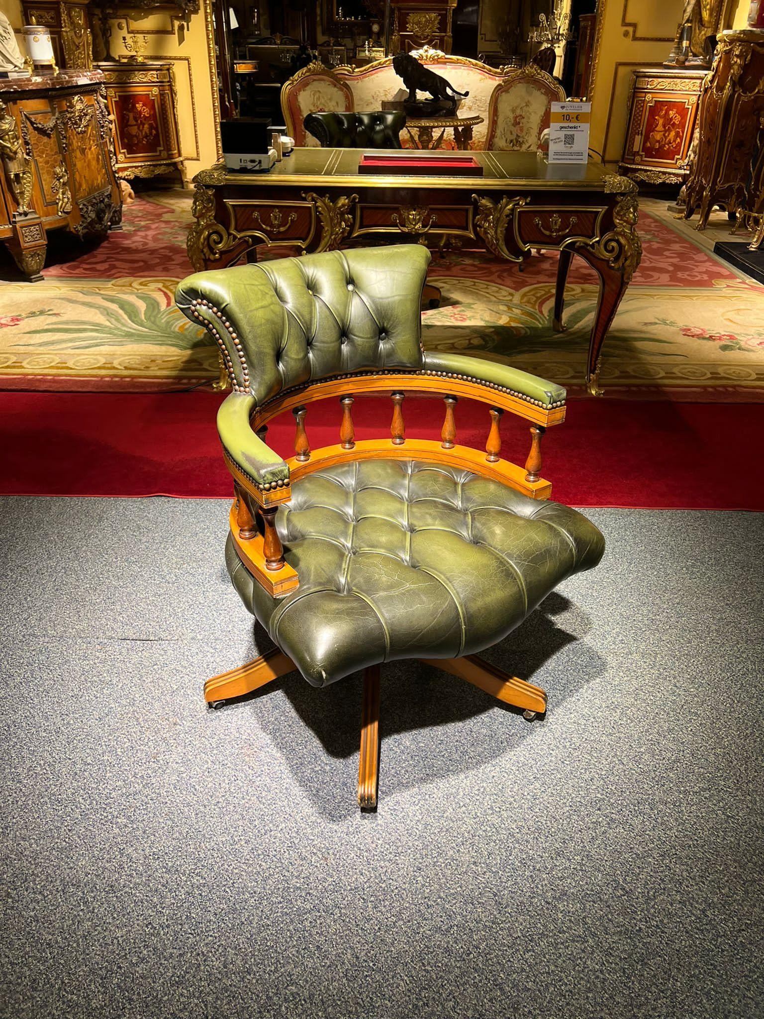 Classic Vintage English Green Chesterfield Captains Office Chair In Good Condition In Berlin, DE