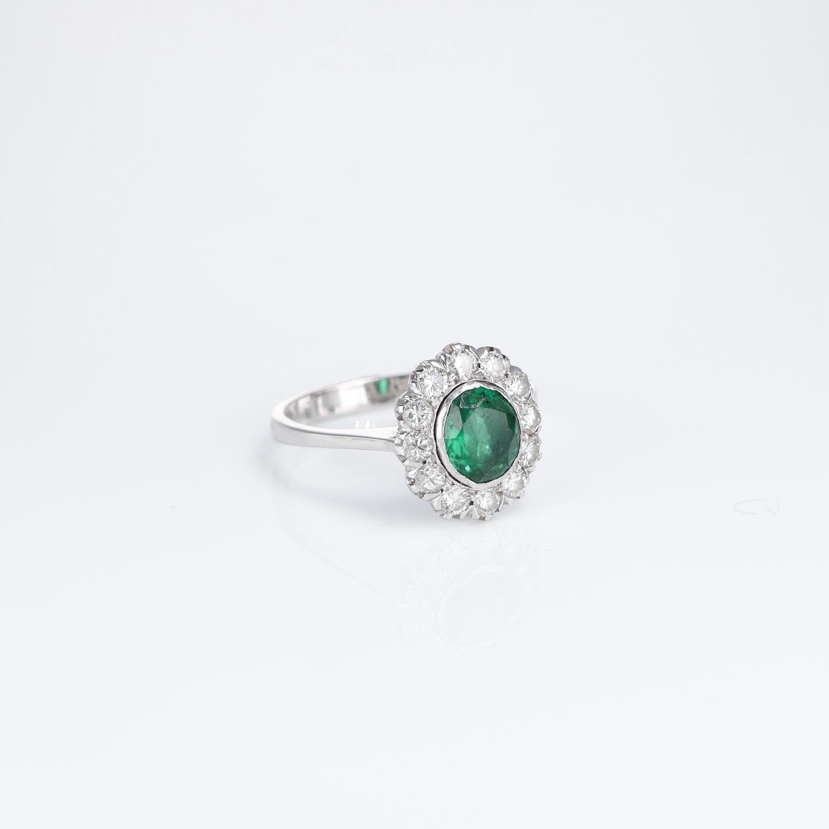 Classic Vintage Halo Ring Oval Emerald 0.45 carats and White Diamond White Gold In New Condition For Sale In Bergamo, BG