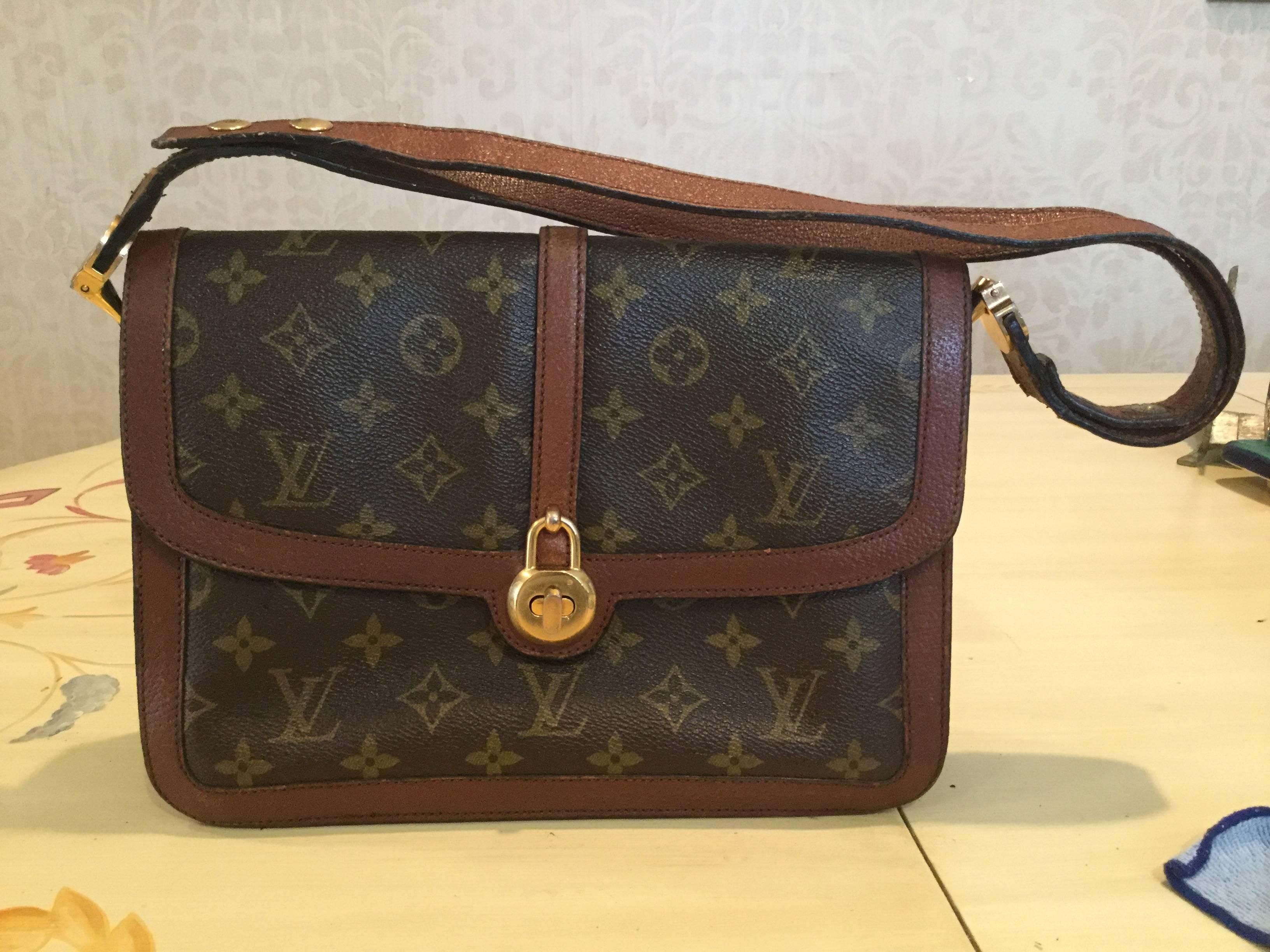 A classically elegant 1980 Louis Vuitton Vendome handbag with adjustable shoulder strap that makes it both a traditional hand held bag or shoulder bag. Slight wear on the interior side of the clasp only. The rest in excellent condition.
  