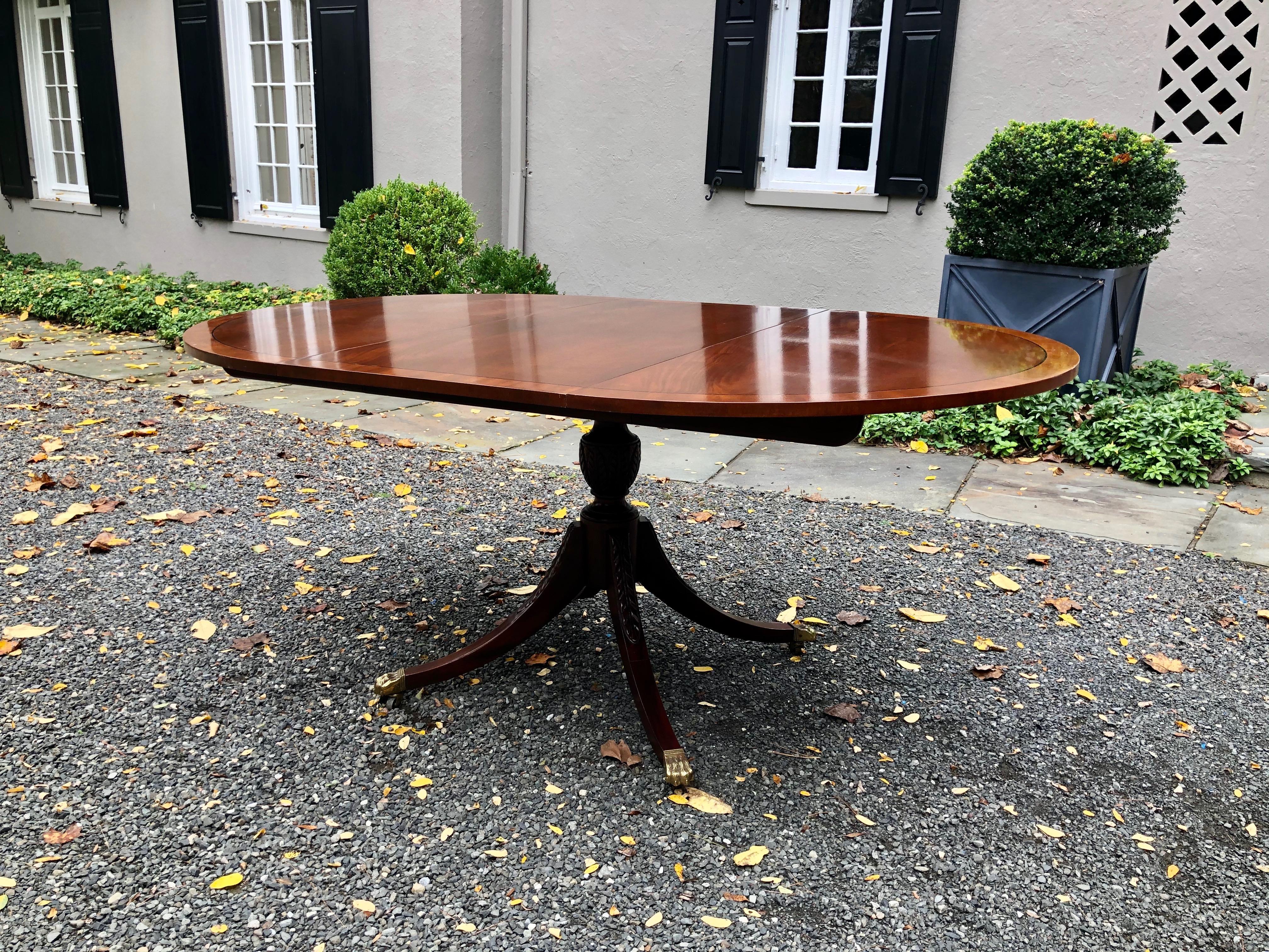 American Classic Vintage Mahogany Sheraton Style Oval and Round Dining Table