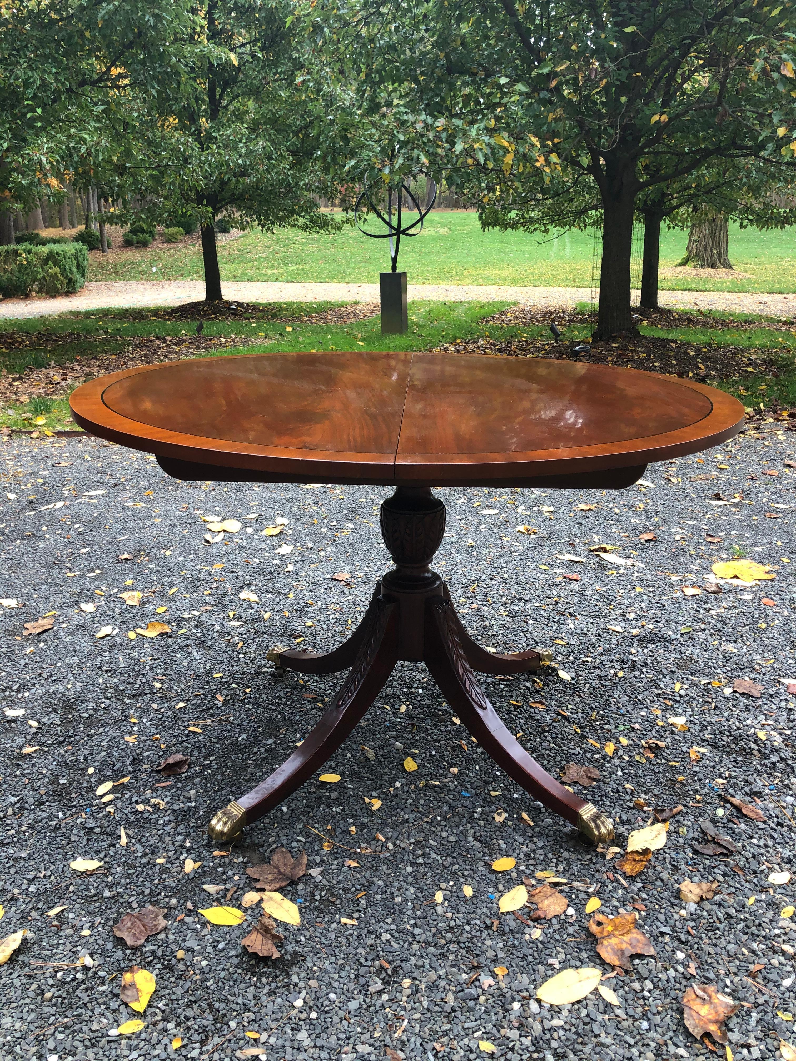 Classic Vintage Mahogany Sheraton Style Oval and Round Dining Table In Good Condition In Hopewell, NJ