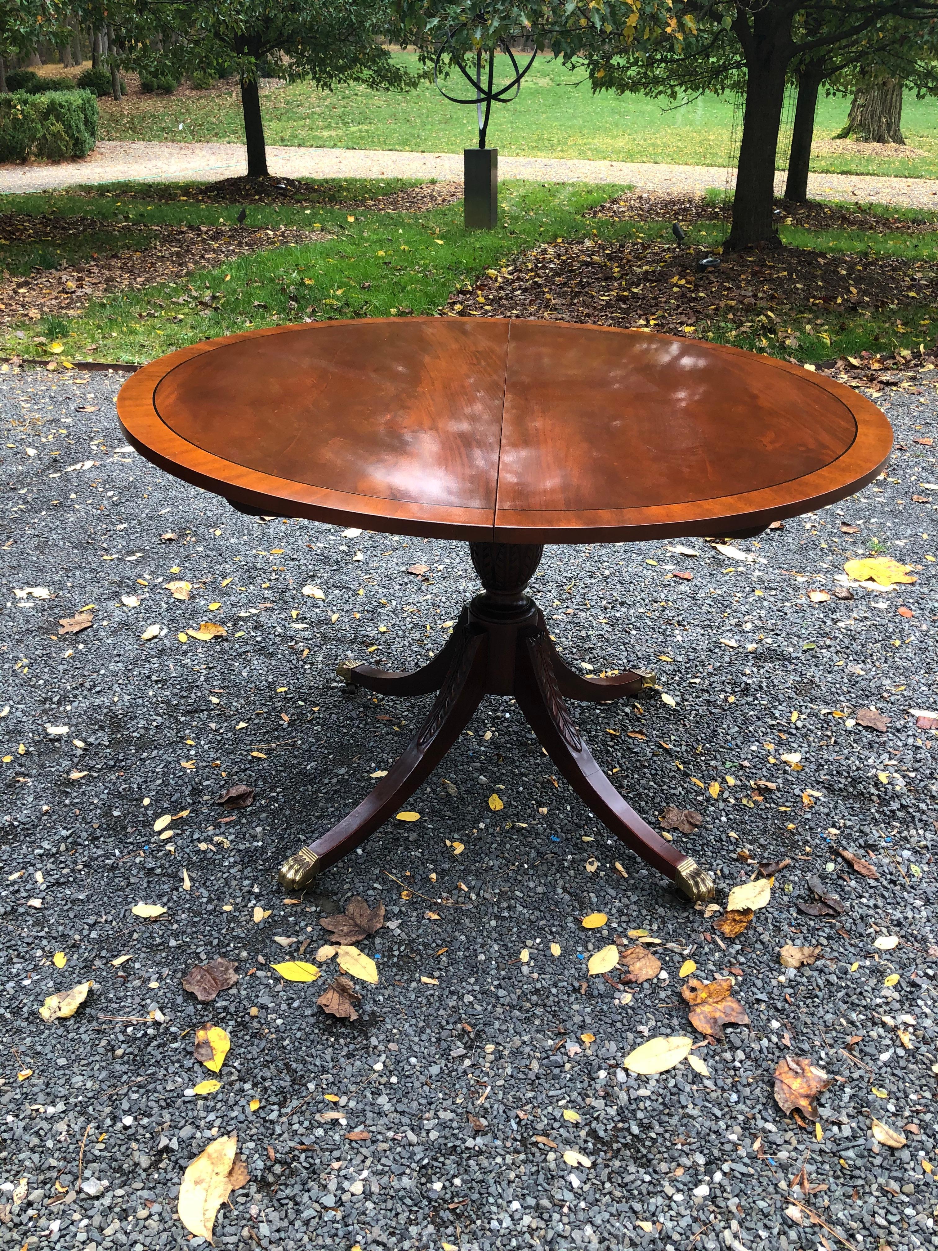Contemporary Classic Vintage Mahogany Sheraton Style Oval and Round Dining Table