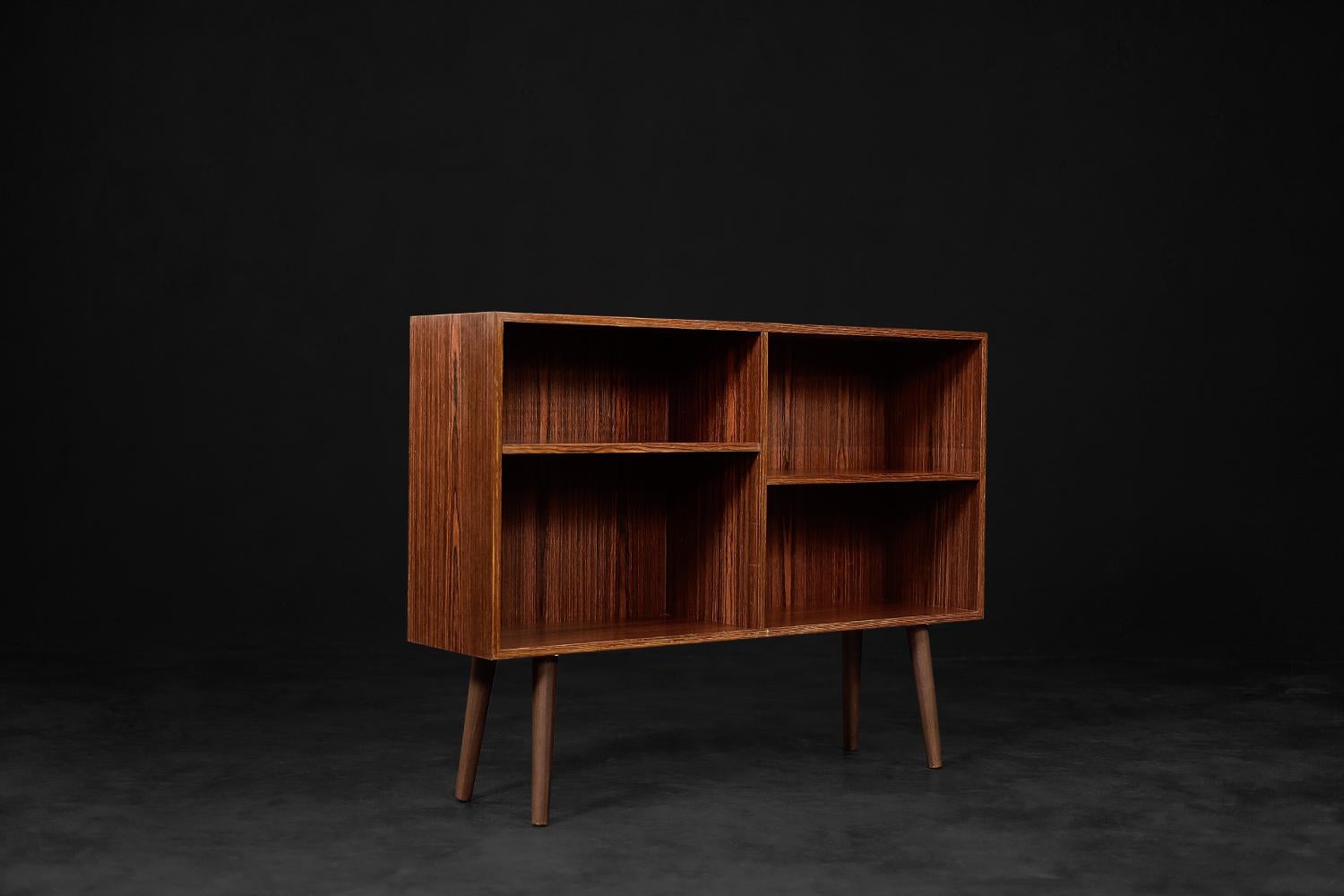 Danois Classic Vintage Midcentury Scandinavian Danish Modern Rosewood Bookcase Cabinet en vente