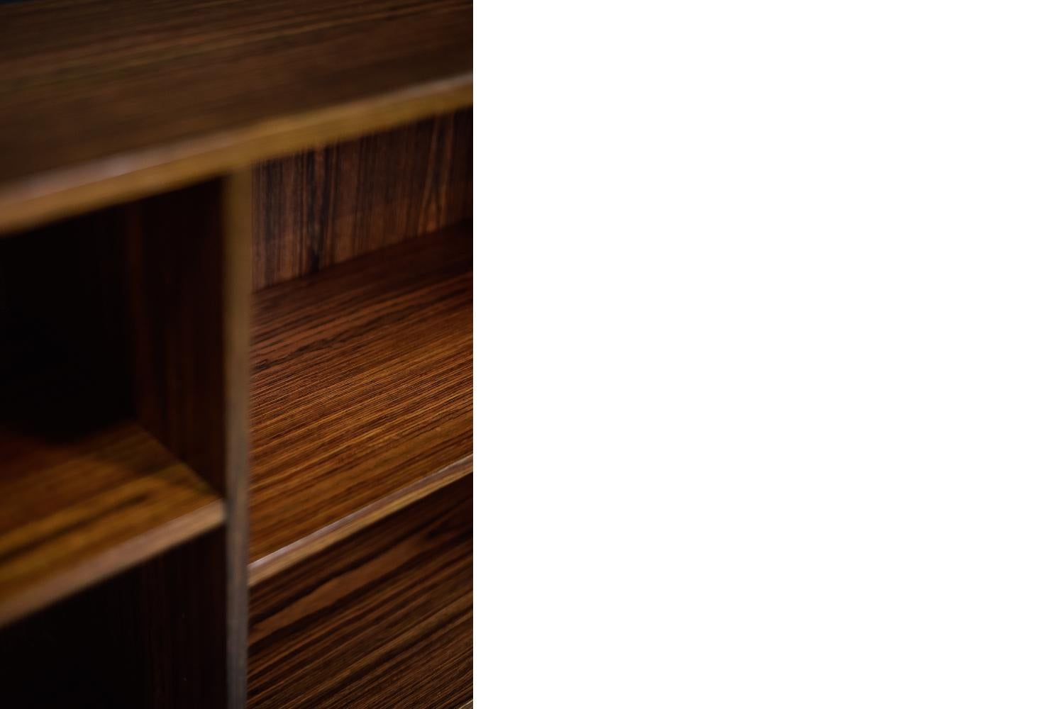 Classic Vintage Midcentury Scandinavian Danish Modern Rosewood Bookcase Cabinet en vente 2