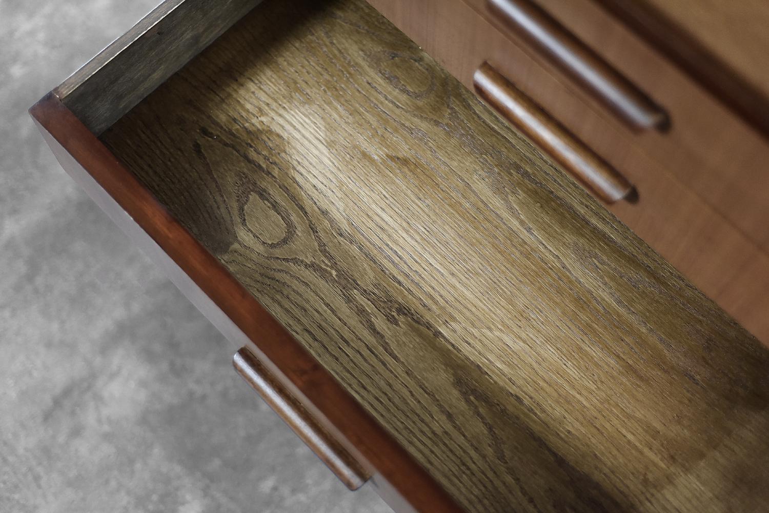 Credenza classica vintage di metà secolo, moderna scandinava, in mogano con cassetti in vendita 5