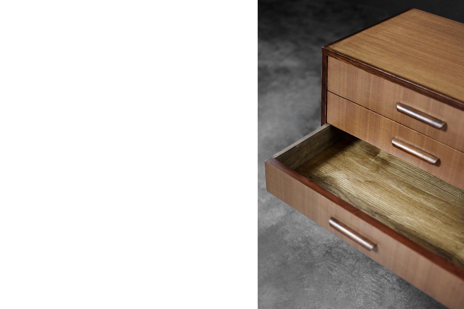 Credenza classica vintage di metà secolo, moderna scandinava, in mogano con cassetti in vendita 6
