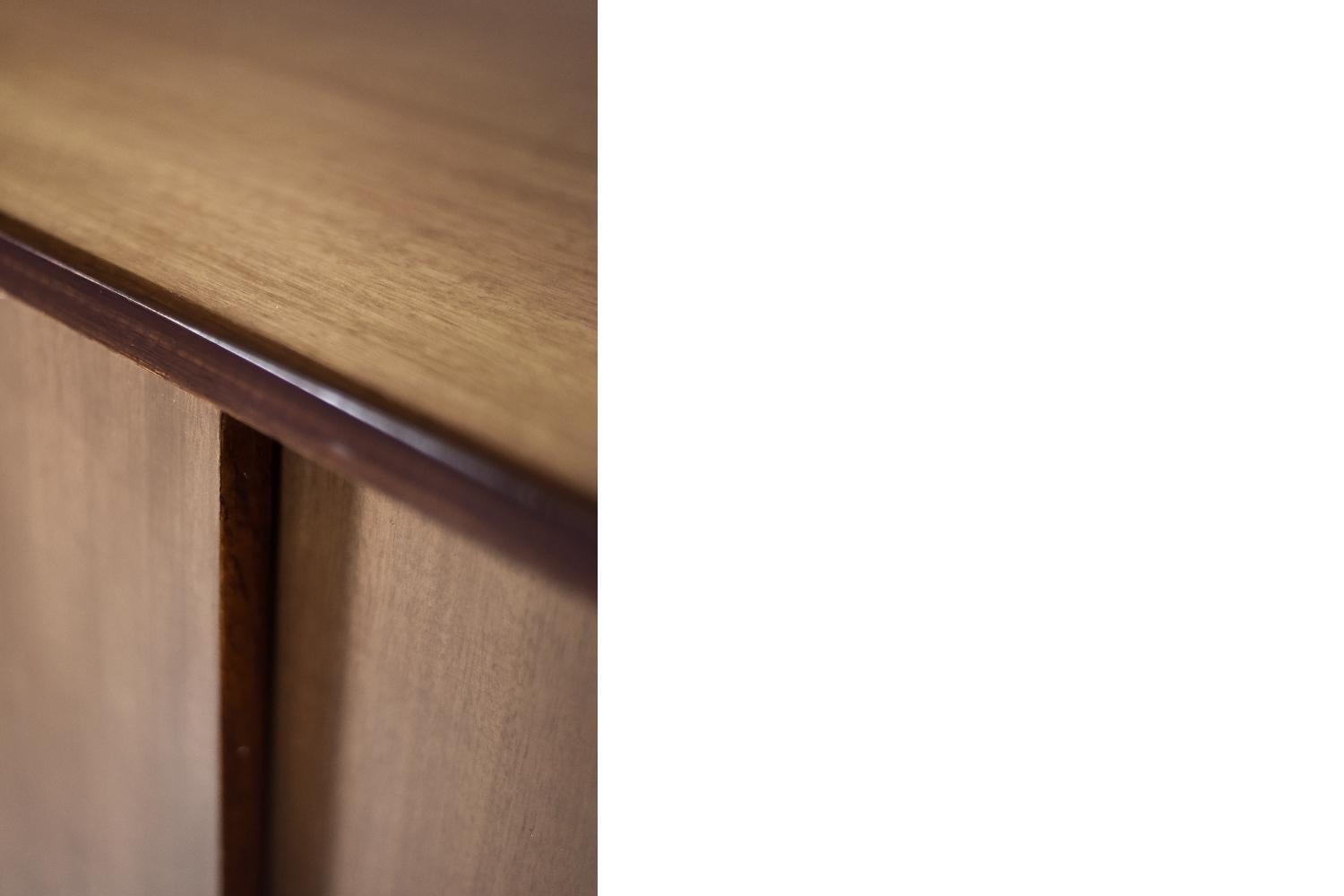 Credenza classica vintage di metà secolo, moderna scandinava, in mogano con cassetti in vendita 11