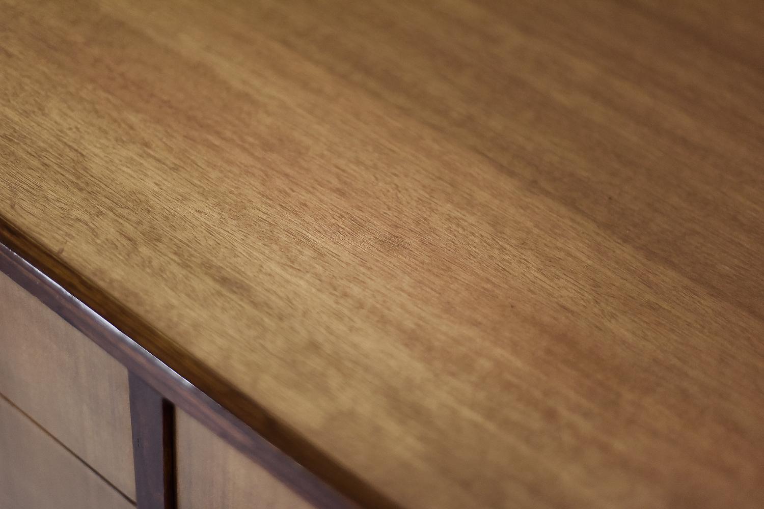 Credenza classica vintage di metà secolo, moderna scandinava, in mogano con cassetti in vendita 12