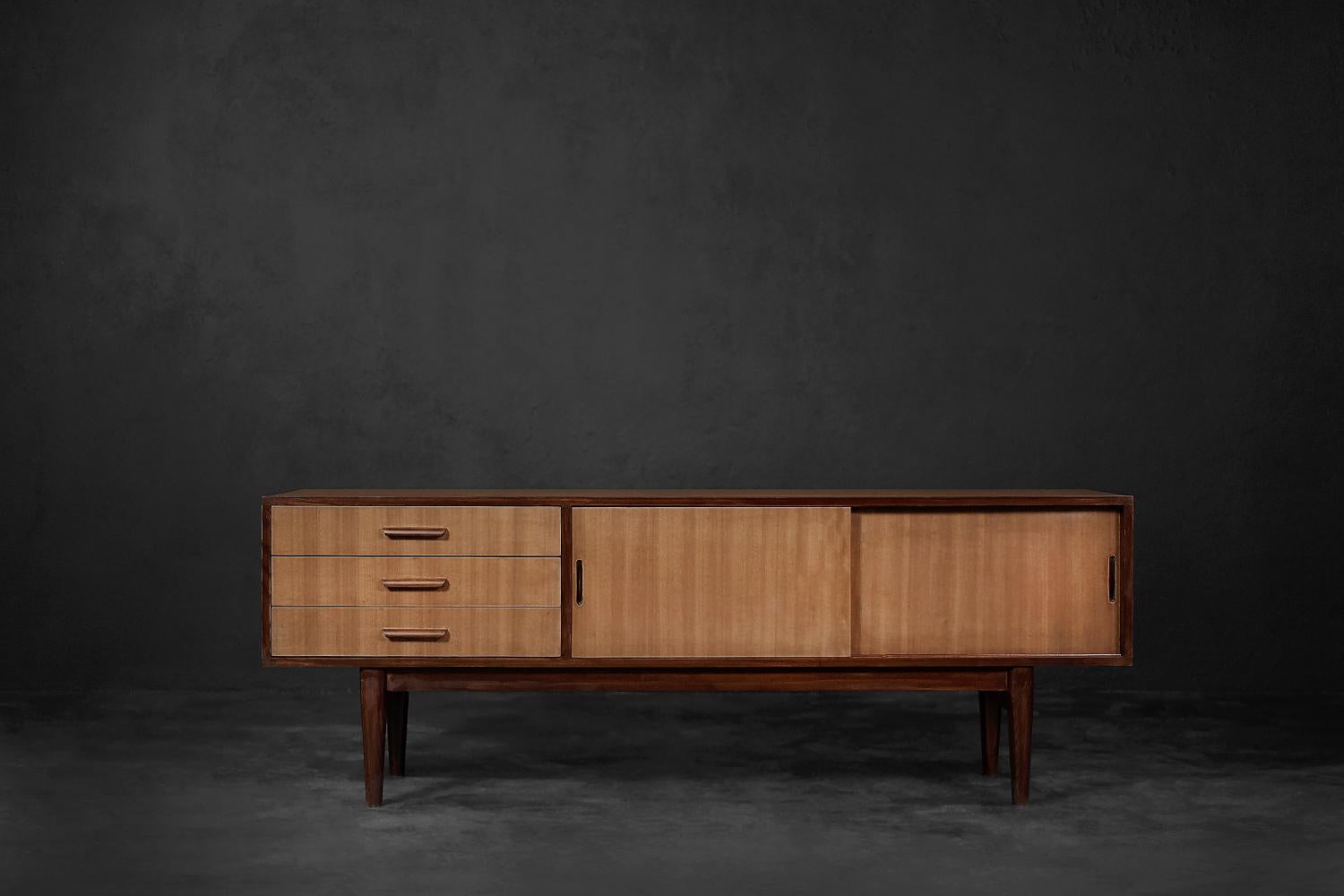 Scandinavo moderno Credenza classica vintage di metà secolo, moderna scandinava, in mogano con cassetti in vendita