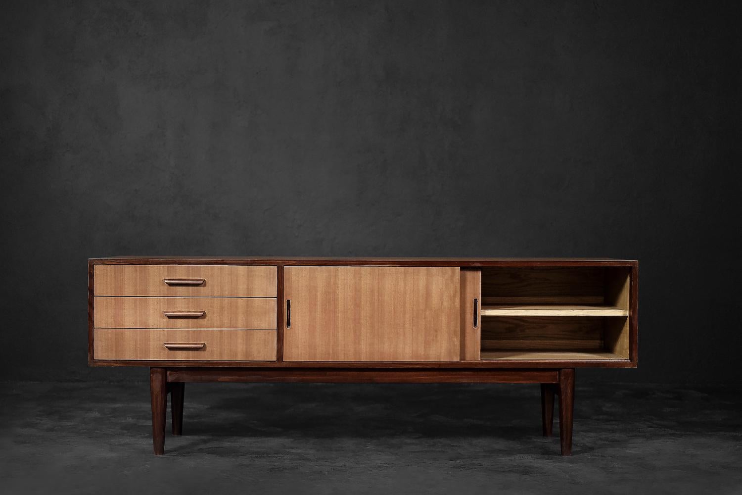 Classic Vintage Mid-Century Scandinavian Modern Mahogany Sideboard with Drawers  In Good Condition For Sale In Warszawa, Mazowieckie
