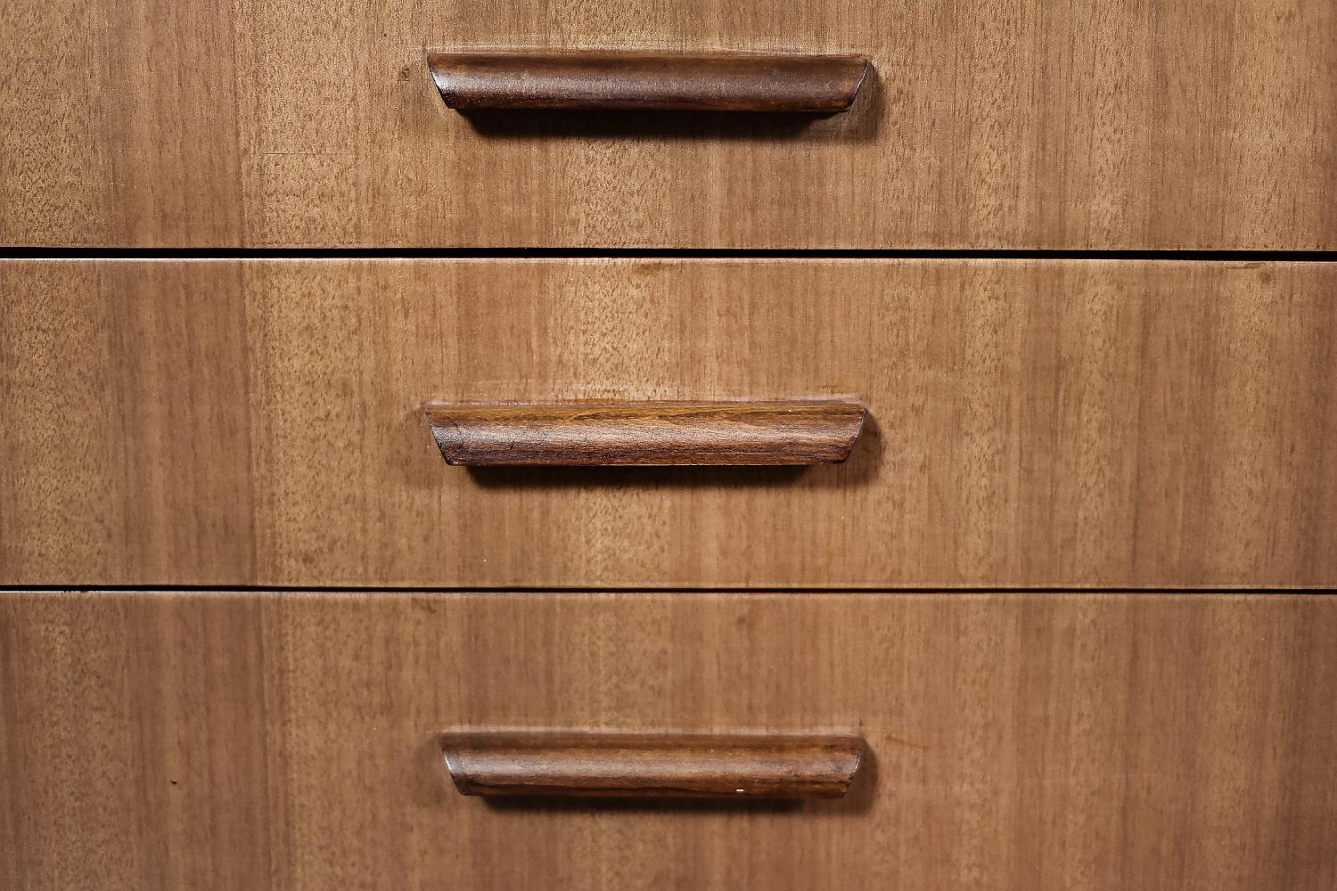 Credenza classica vintage di metà secolo, moderna scandinava, in mogano con cassetti In condizioni buone in vendita a Warszawa, Mazowieckie