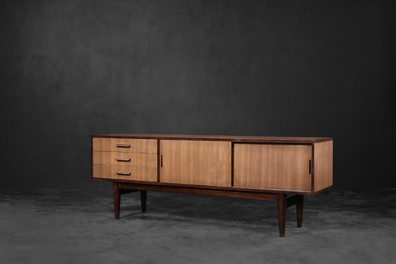 Fine XX secolo Credenza classica vintage di metà secolo, moderna scandinava, in mogano con cassetti in vendita