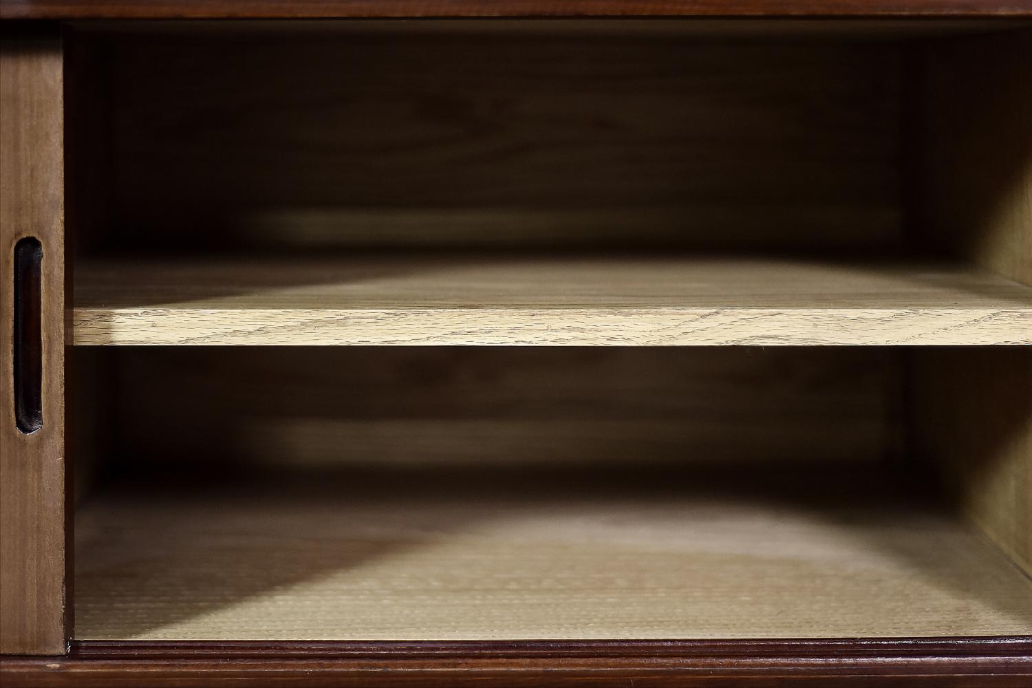 Legno Credenza classica vintage di metà secolo, moderna scandinava, in mogano con cassetti in vendita