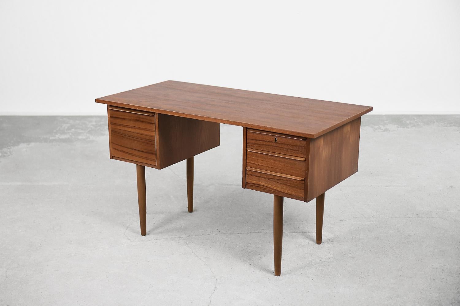 Classic Vintage Mid-Century Scandinavian Modern Teak Wood Desk with Drawers In Excellent Condition For Sale In Warszawa, Mazowieckie