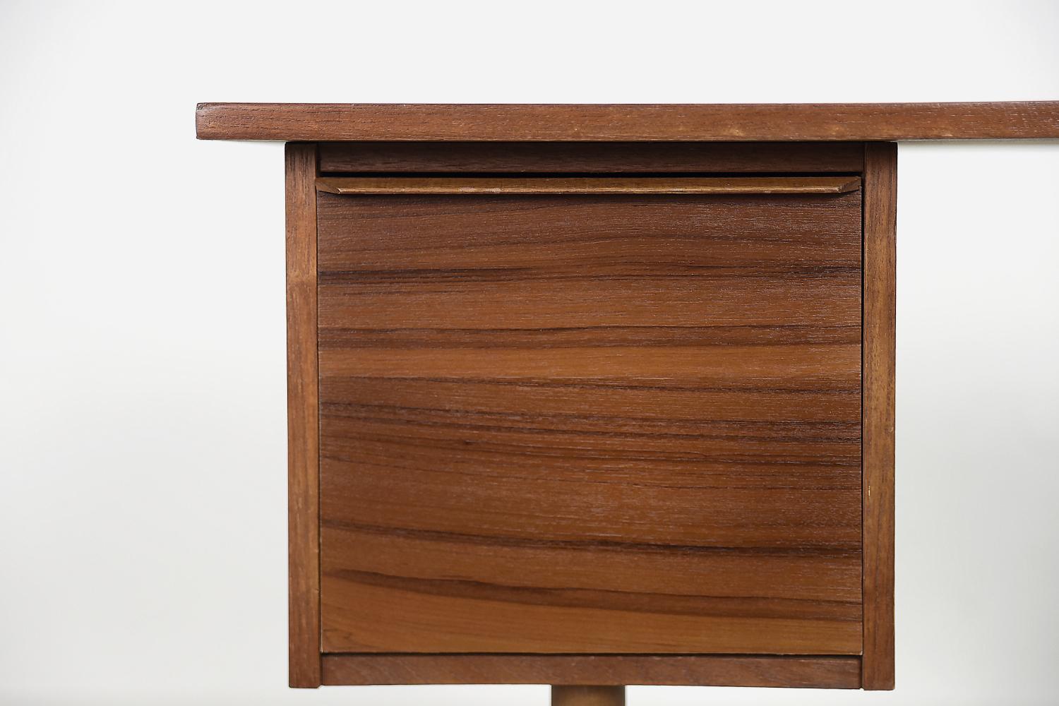 Milieu du XXe siècle Classic Vintage Mid-Century Scandinavian Modern Bureau en bois de teck avec tiroirs en vente