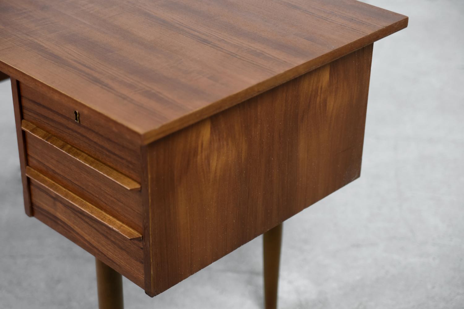 Classic Vintage Mid-Century Scandinavian Modern Teak Wood Desk with Drawers For Sale 3
