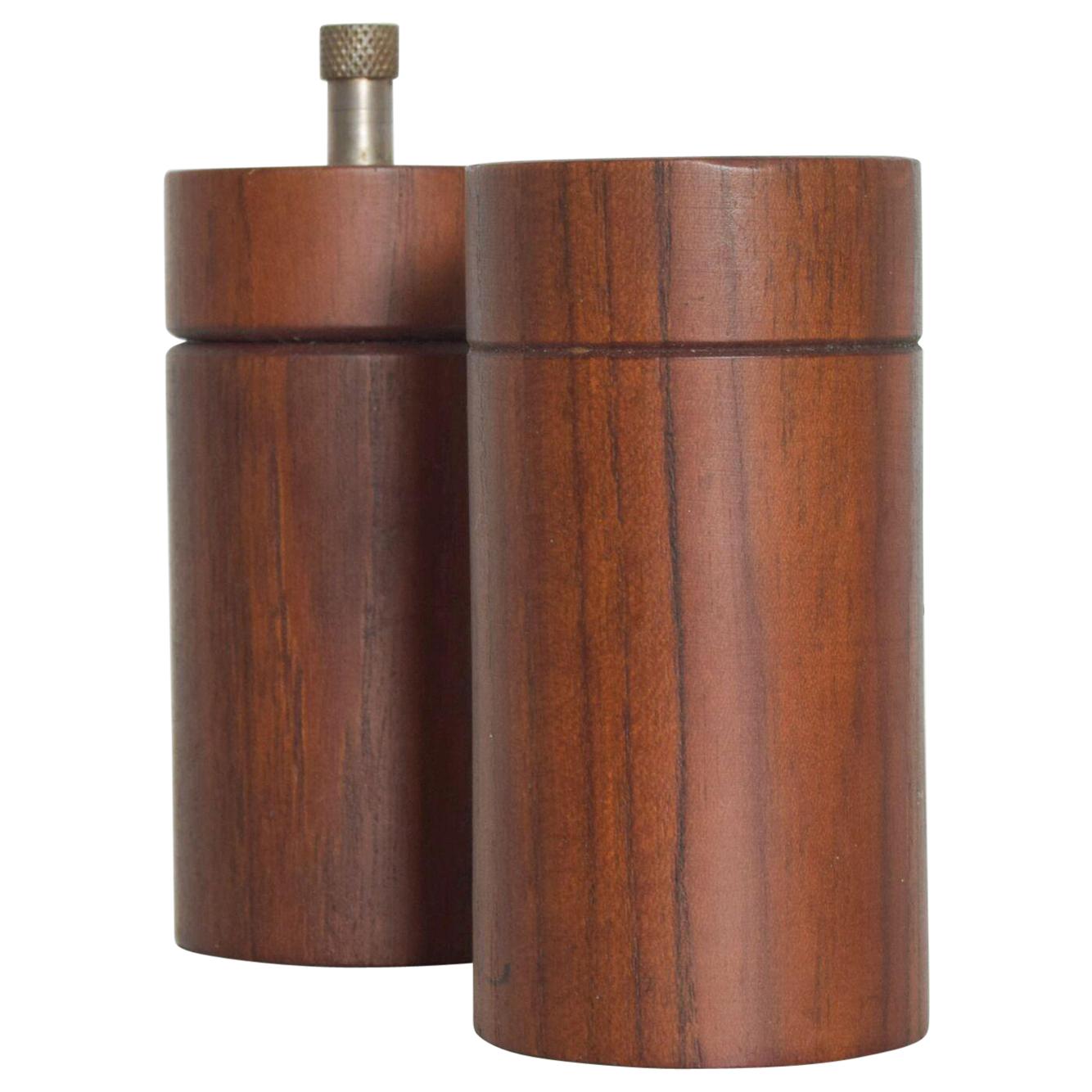 AMBIANIC offering
Danish Modern Teakwood Saltshaker and Pepper Grinder Set 
Mid Century Modern Classic Vintage Item.
Design Jens Quistgaard Stamp made in England by Galatix
Item is in unrestored vintage preowned condition.
Refer to images
