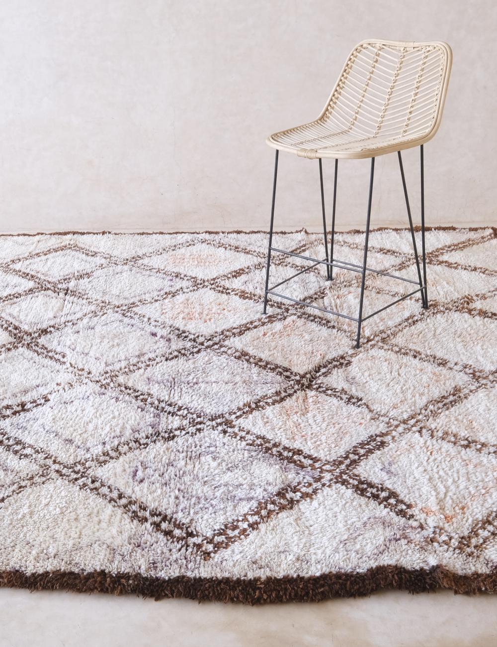 Uno squisito tappeto marocchino vintage della tribù Beni Ourain. Questo tappeto neutro e soffice presenta un design caldo e invitante tipico dei tappeti Beni Ourain vintage. Questo pezzo bohémien è stato tessuto a mano in Marocco intorno agli anni