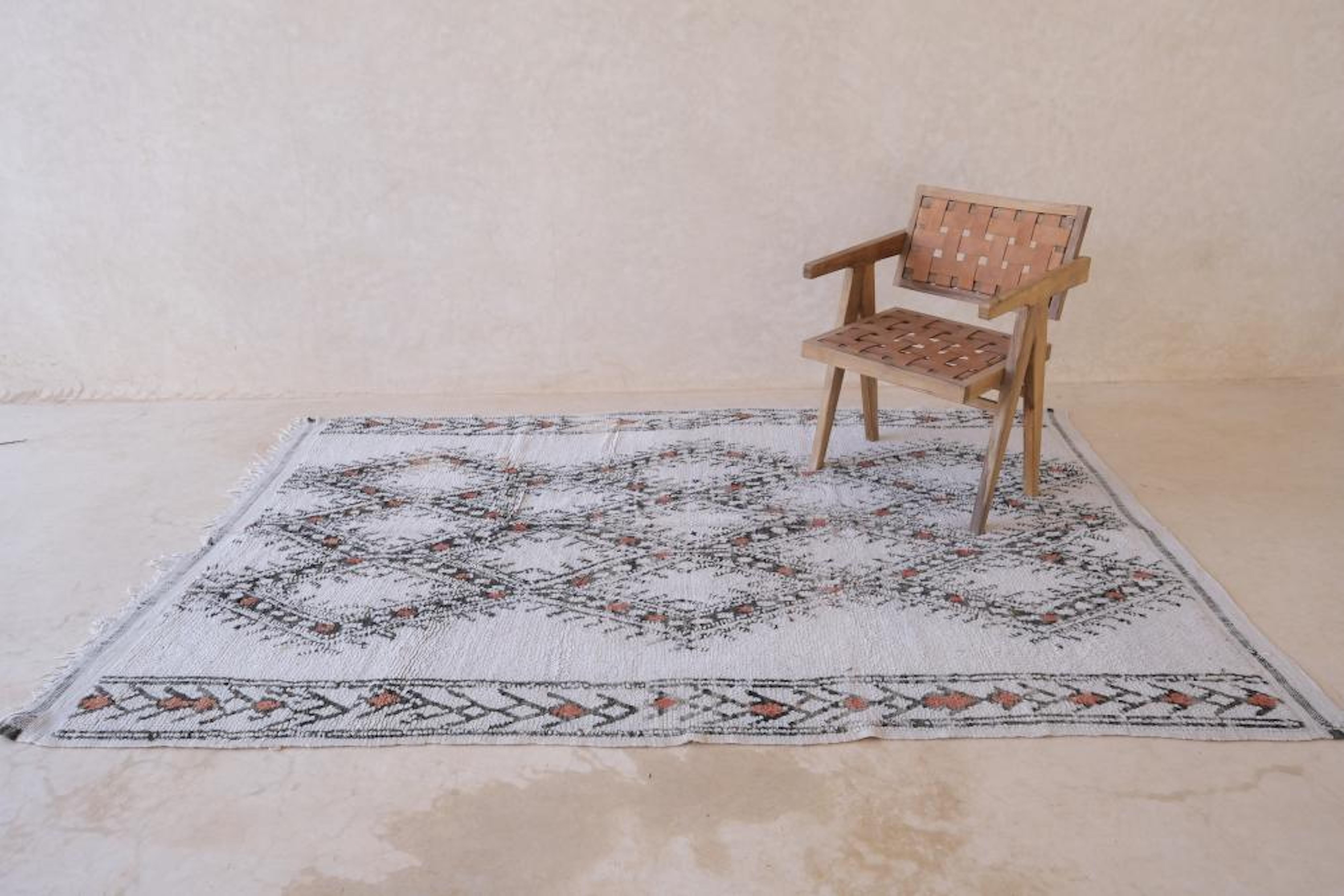 Ein exquisiter marokkanischer Vintage-Teppich vom Beni Ourain-Stamm. Dieser klassische, neutrale Teppich weist ein warmes, einladendes Design auf, das typisch für die alten Beni Ourain-Teppiche ist. Dieses böhmische Stück wurde in den 1970er Jahren