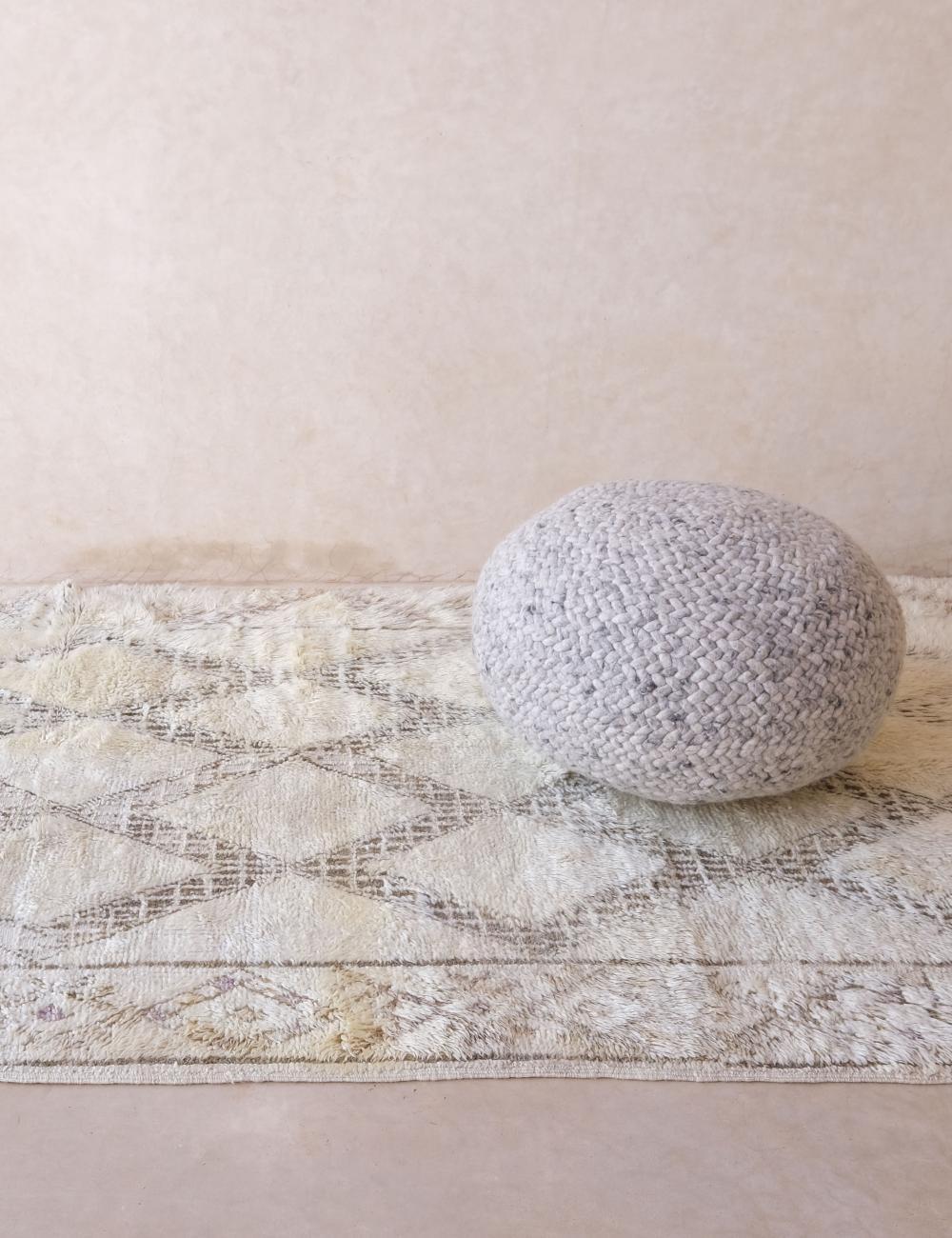 Questo pezzo vintage è un classico esempio di bellissimo tappeto marocchino della tribù Beni Ourain. Realizzato originariamente a mano più di 65 anni fa, è un classico tappeto neutro caratterizzato da un disegno geometrico intrecciato a mano tipico